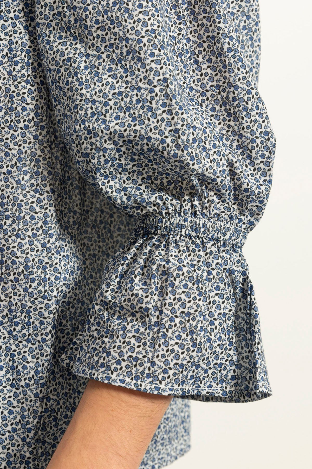 BLUSA ADOLESCENTE COM FLORES AZUL MARINHO