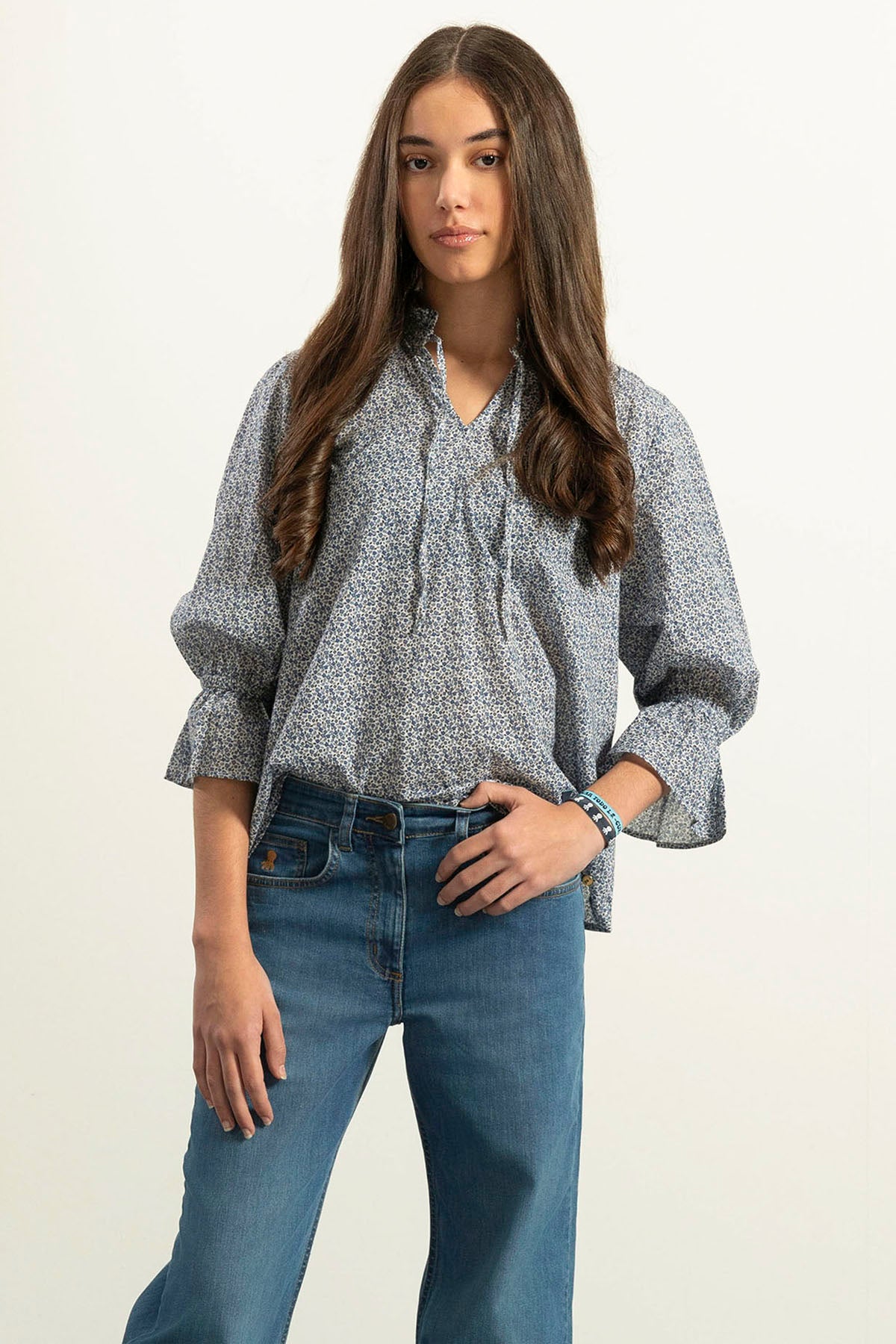 BLUSA ADOLESCENTE COM FLORES AZUL MARINHO