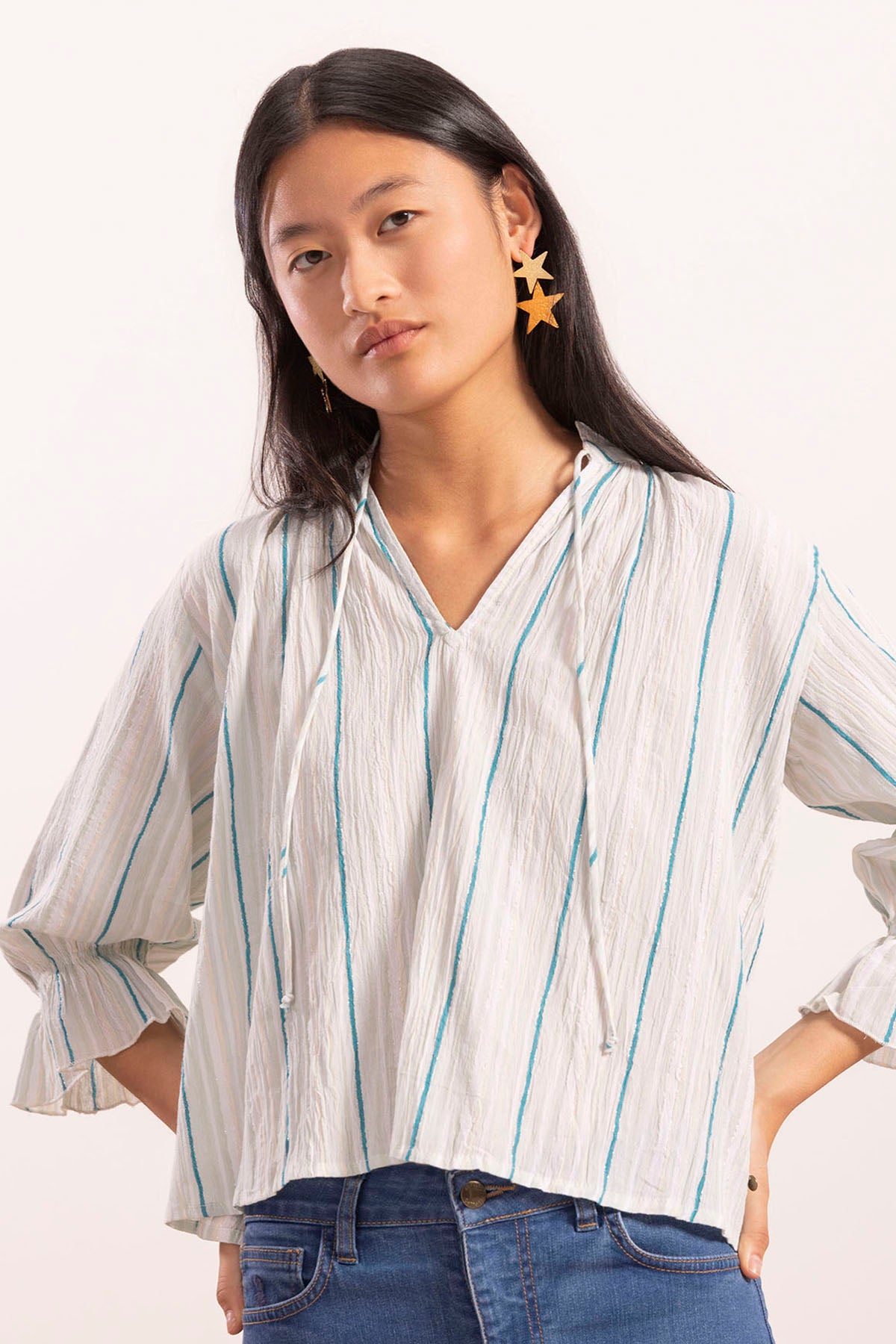 Blusa adolescente listrada de lurex verde menta com decote em V