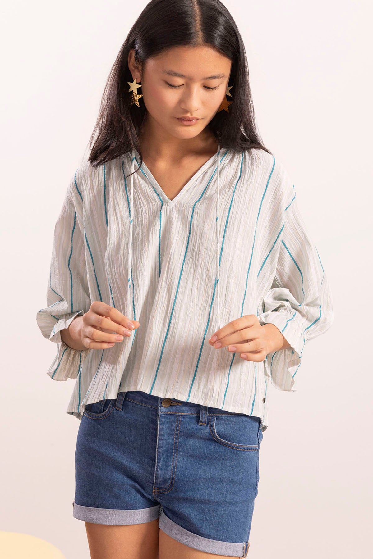 Blusa adolescente listrada de lurex verde menta com decote em V