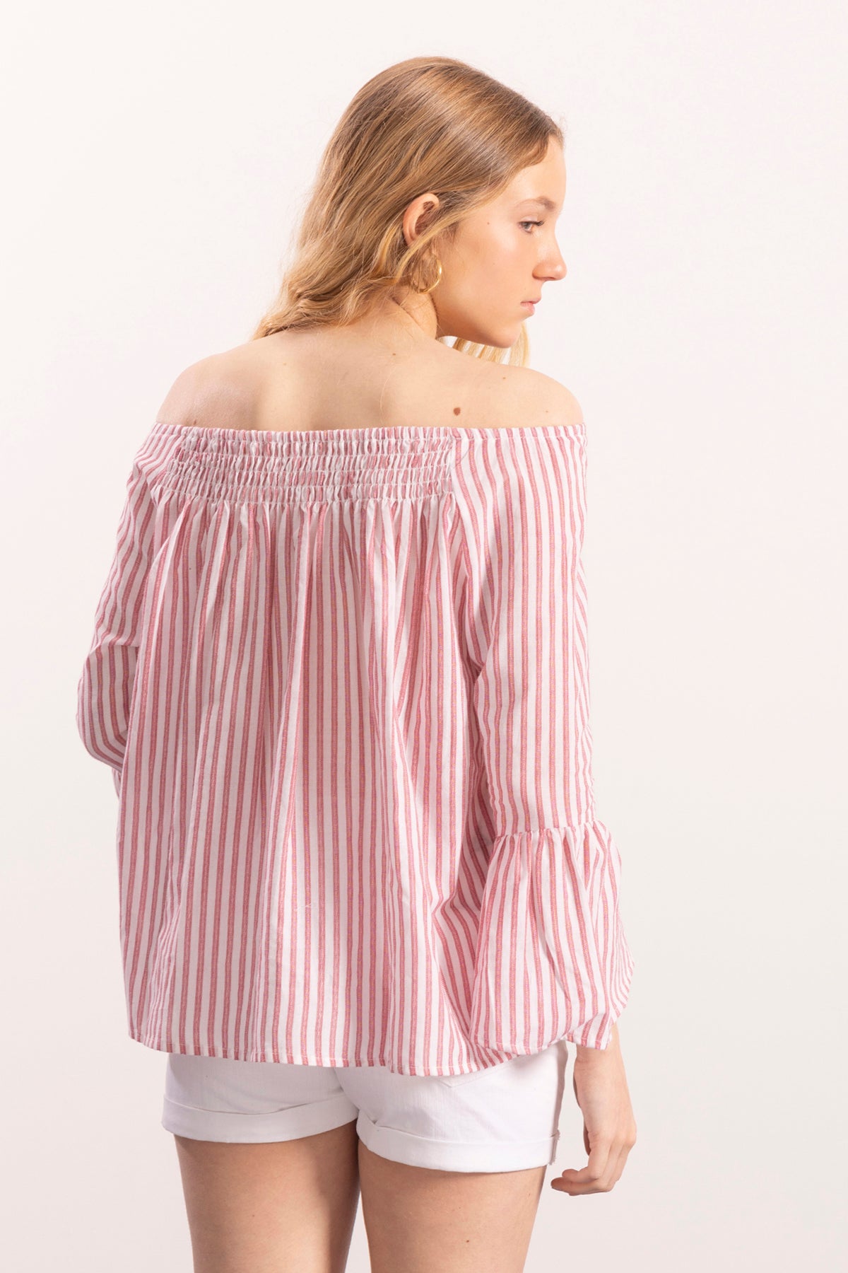 Blusa adolescente com decote em bico, elástico e riscas vermelhas