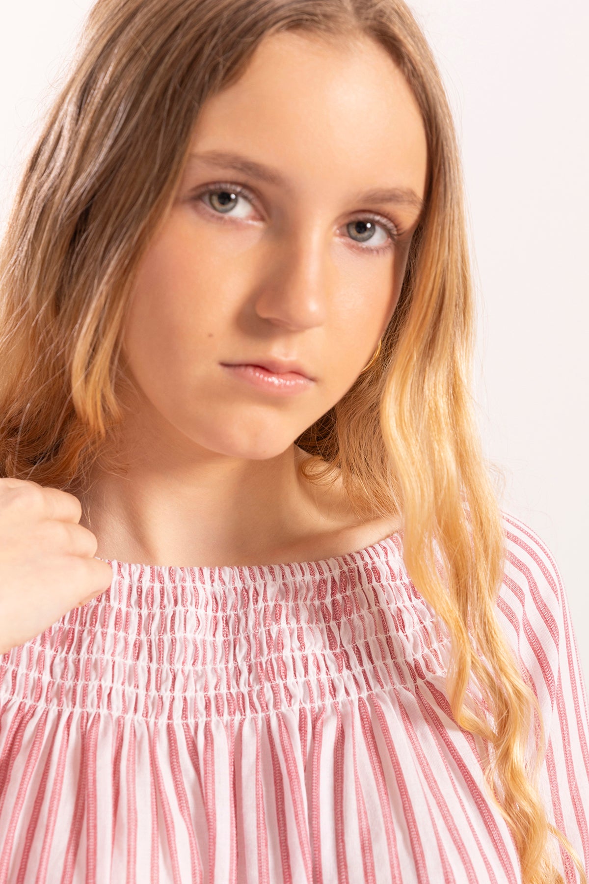Blusa adolescente com decote em bico, elástico e riscas vermelhas