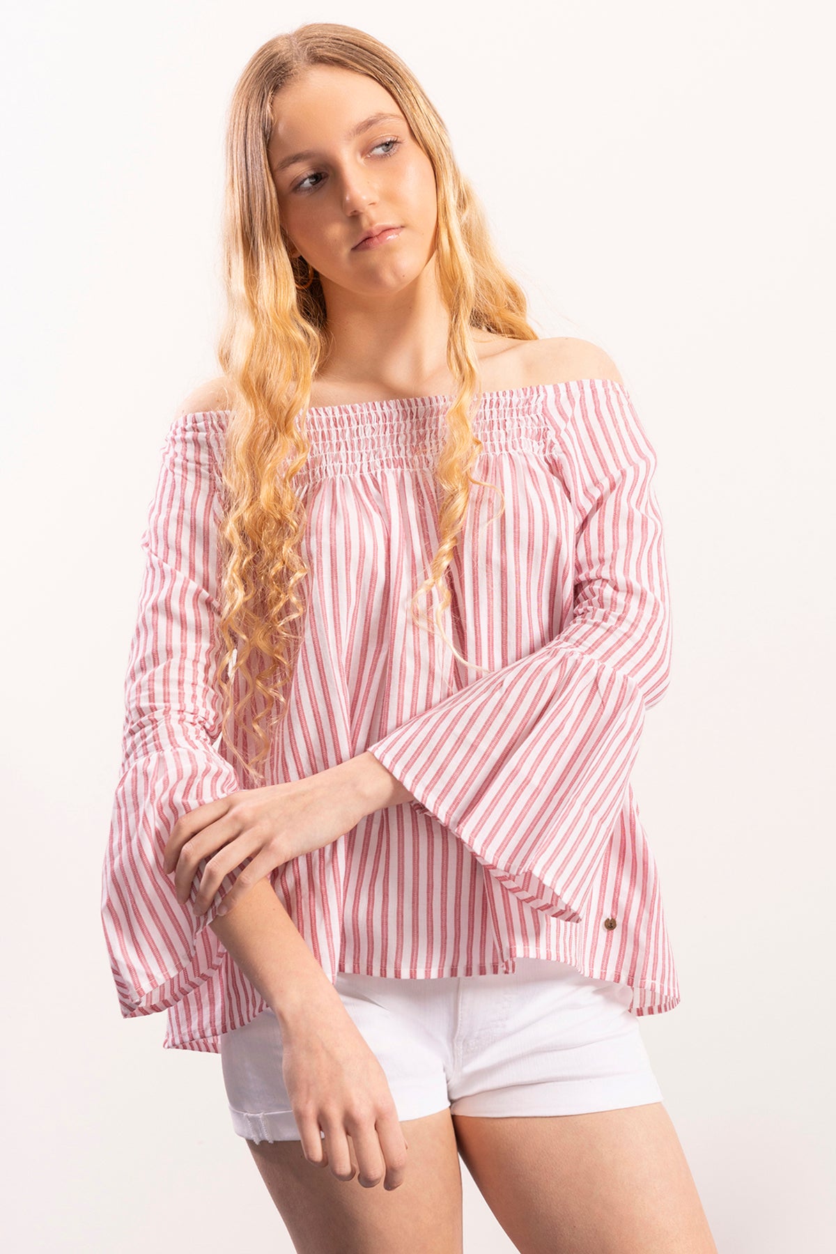 Blusa adolescente com decote em bico, elástico e riscas vermelhas