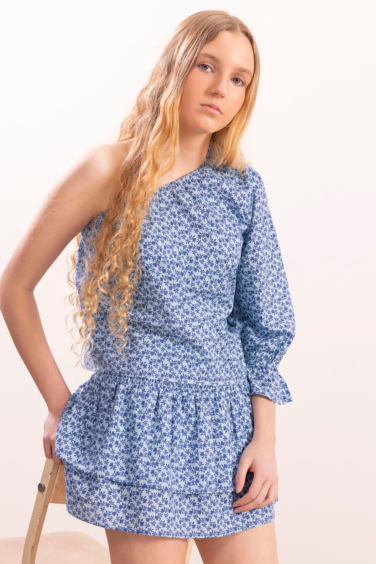 BLUSA ADOLESCENTE ASSIMÉTRICA COM ESTAMPA DE FOLHAS AZUL TURQUESA