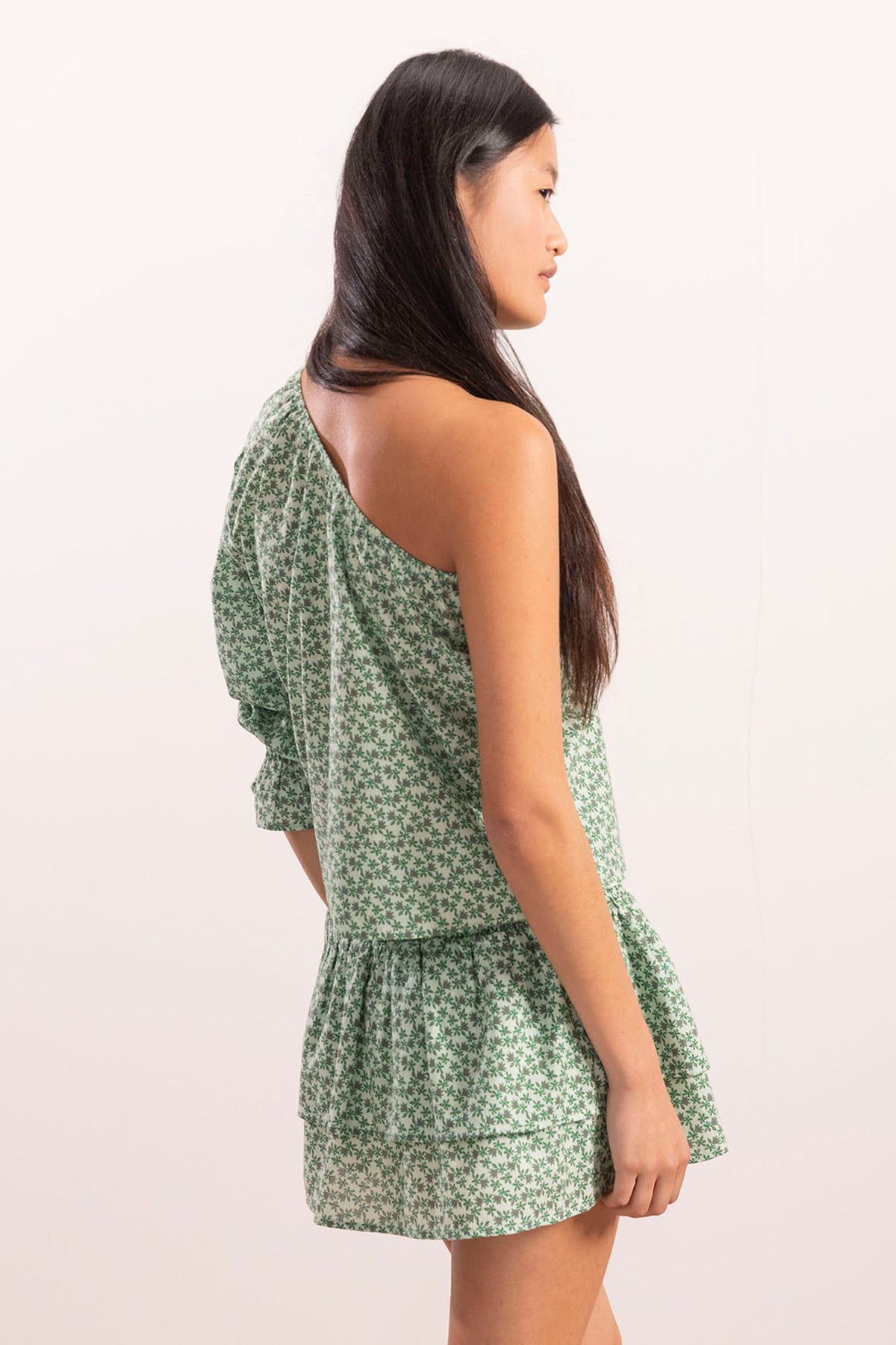 BLUSA ADOLESCENTE ASSIMÉTRICA COM ESTAMPA DE FOLHAS VERDE CLARO