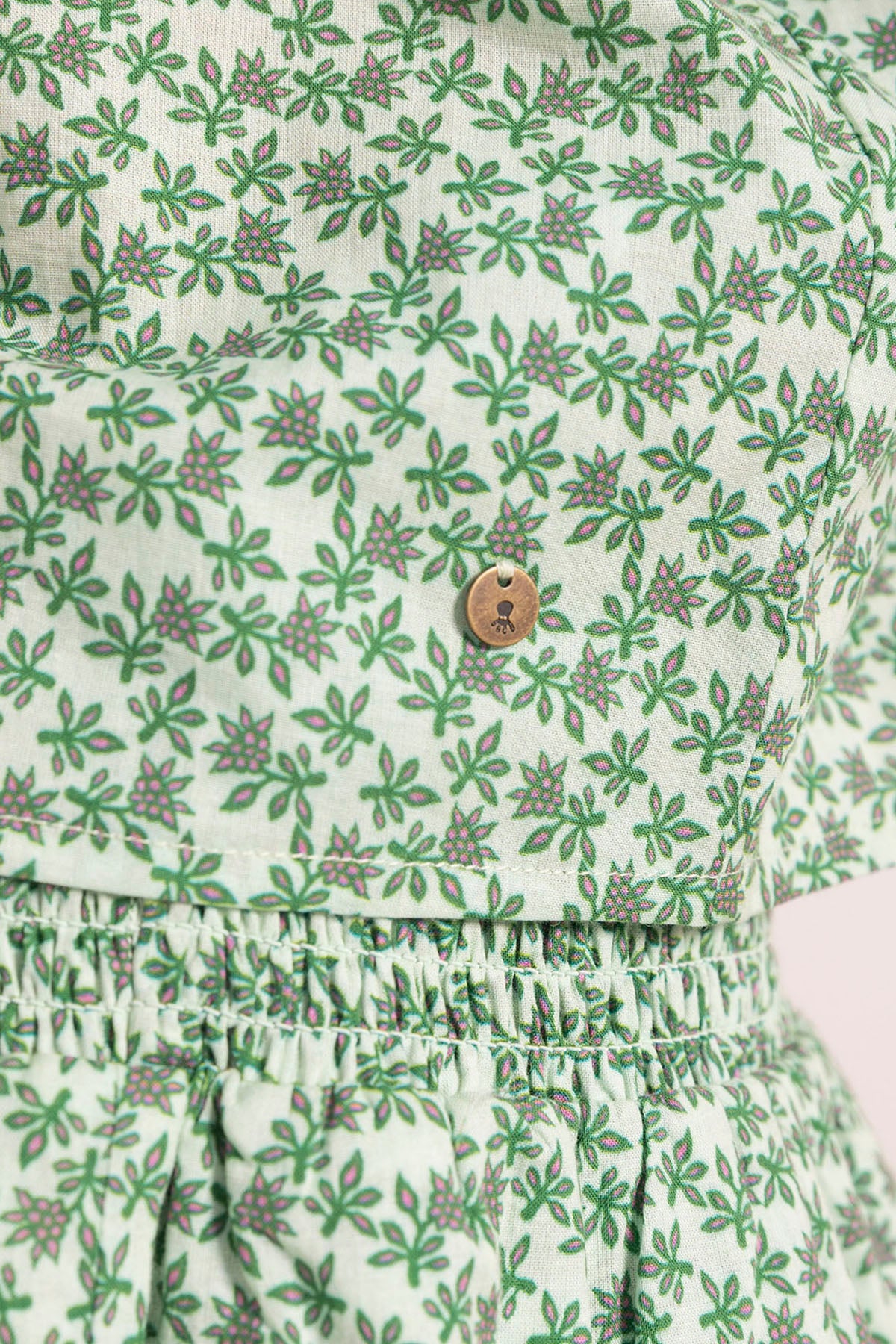 BLUSA ADOLESCENTE ASSIMÉTRICA COM ESTAMPA DE FOLHAS VERDE CLARO