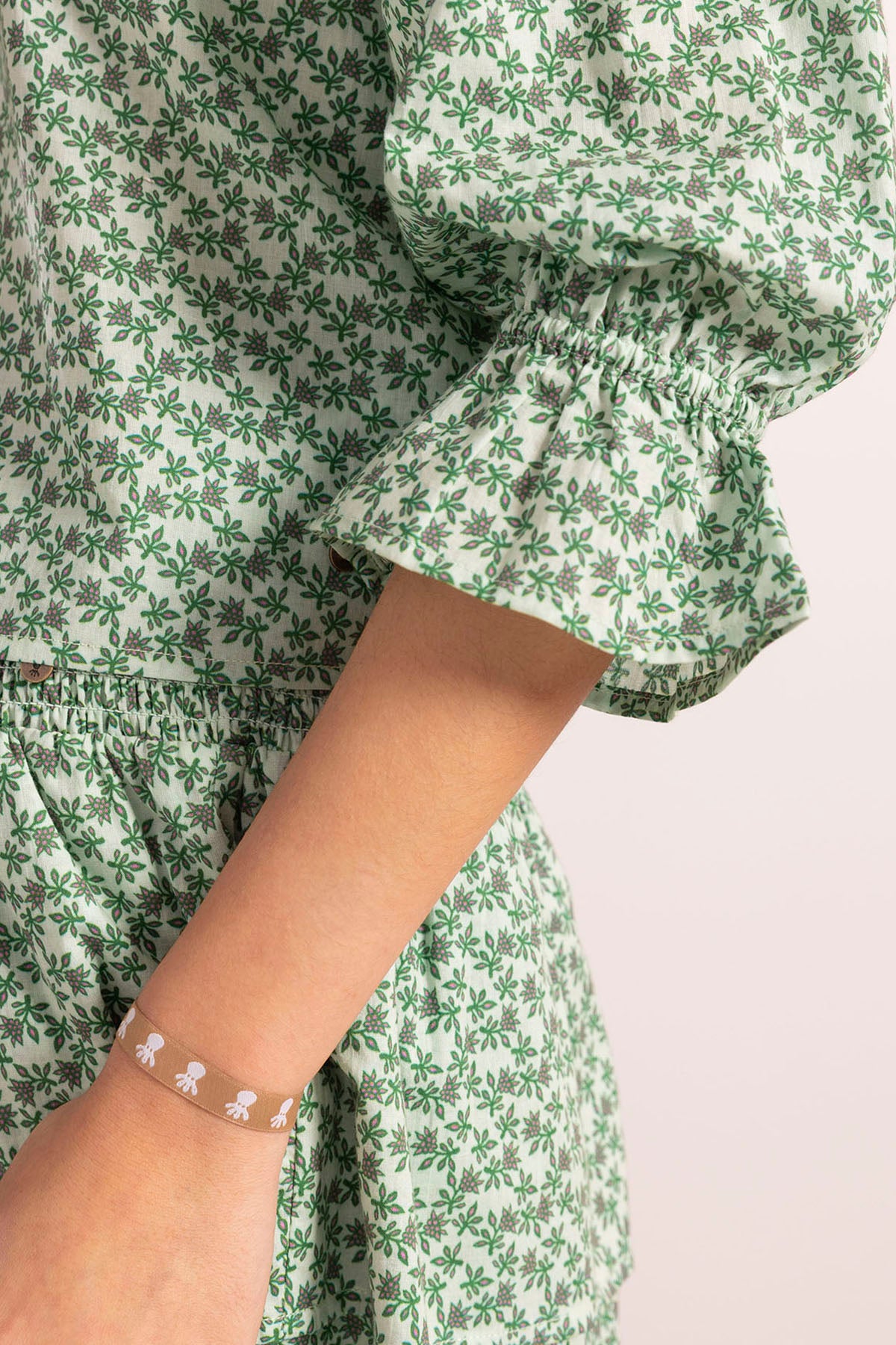 BLUSA ADOLESCENTE ASSIMÉTRICA COM ESTAMPA DE FOLHAS VERDE CLARO