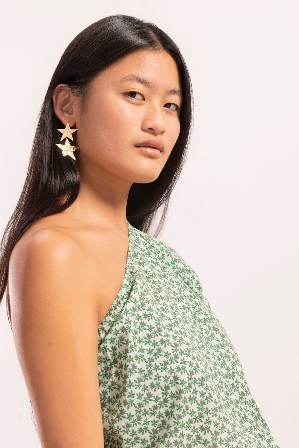 BLUSA ADOLESCENTE ASSIMÉTRICA COM ESTAMPA DE FOLHAS VERDE CLARO