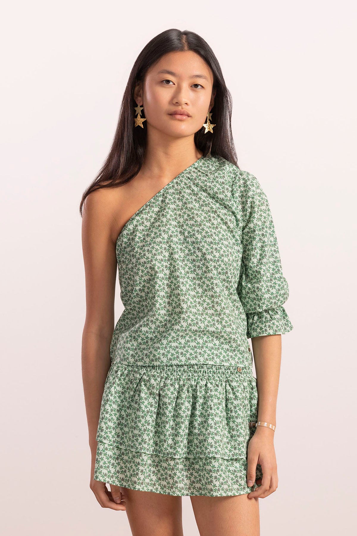 BLUSA ADOLESCENTE ASSIMÉTRICA COM ESTAMPA DE FOLHAS VERDE CLARO
