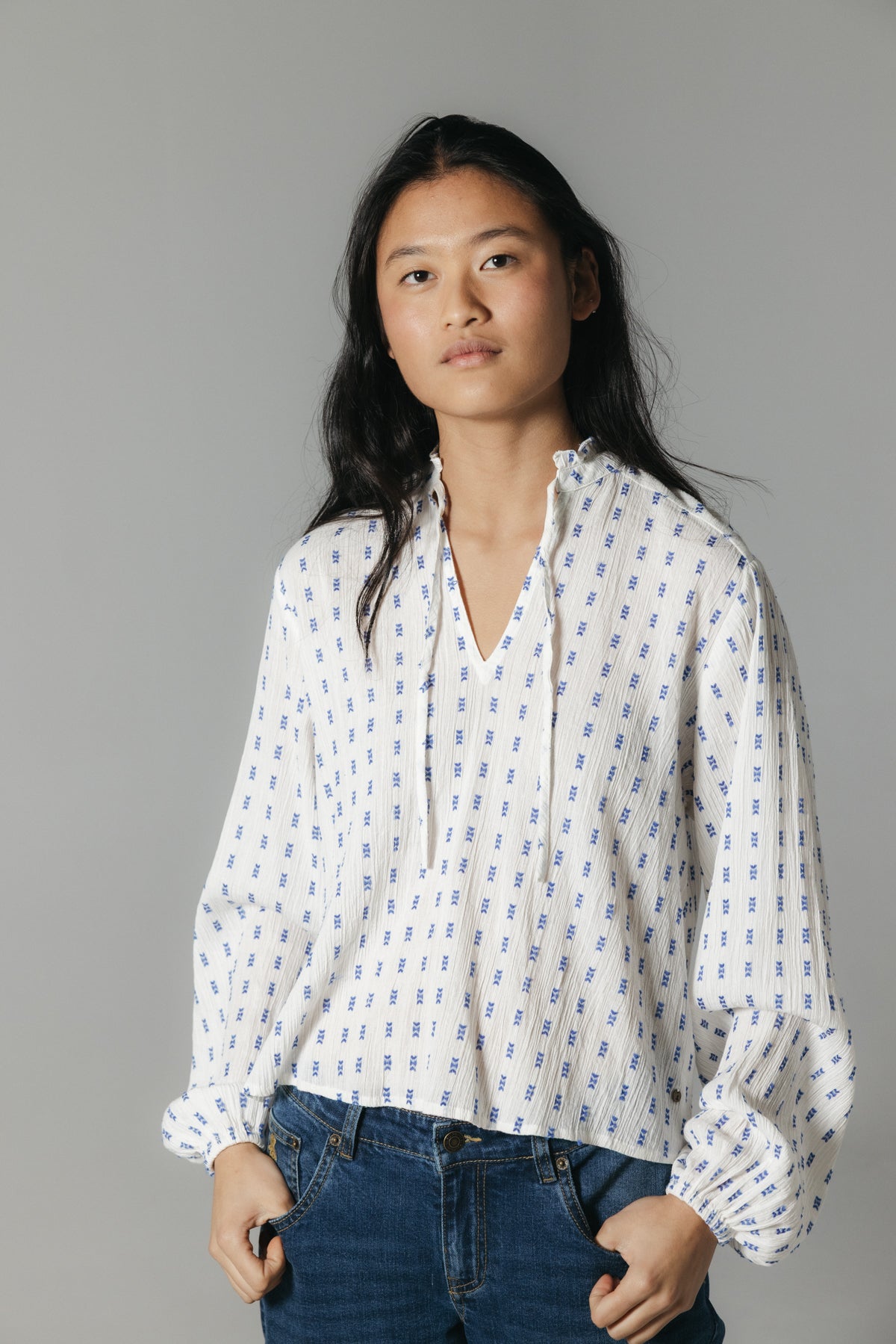 BLUSA TEEN MANGA ABULLONADA TEJIDO BORDADO AZUL ELÉCTRICO