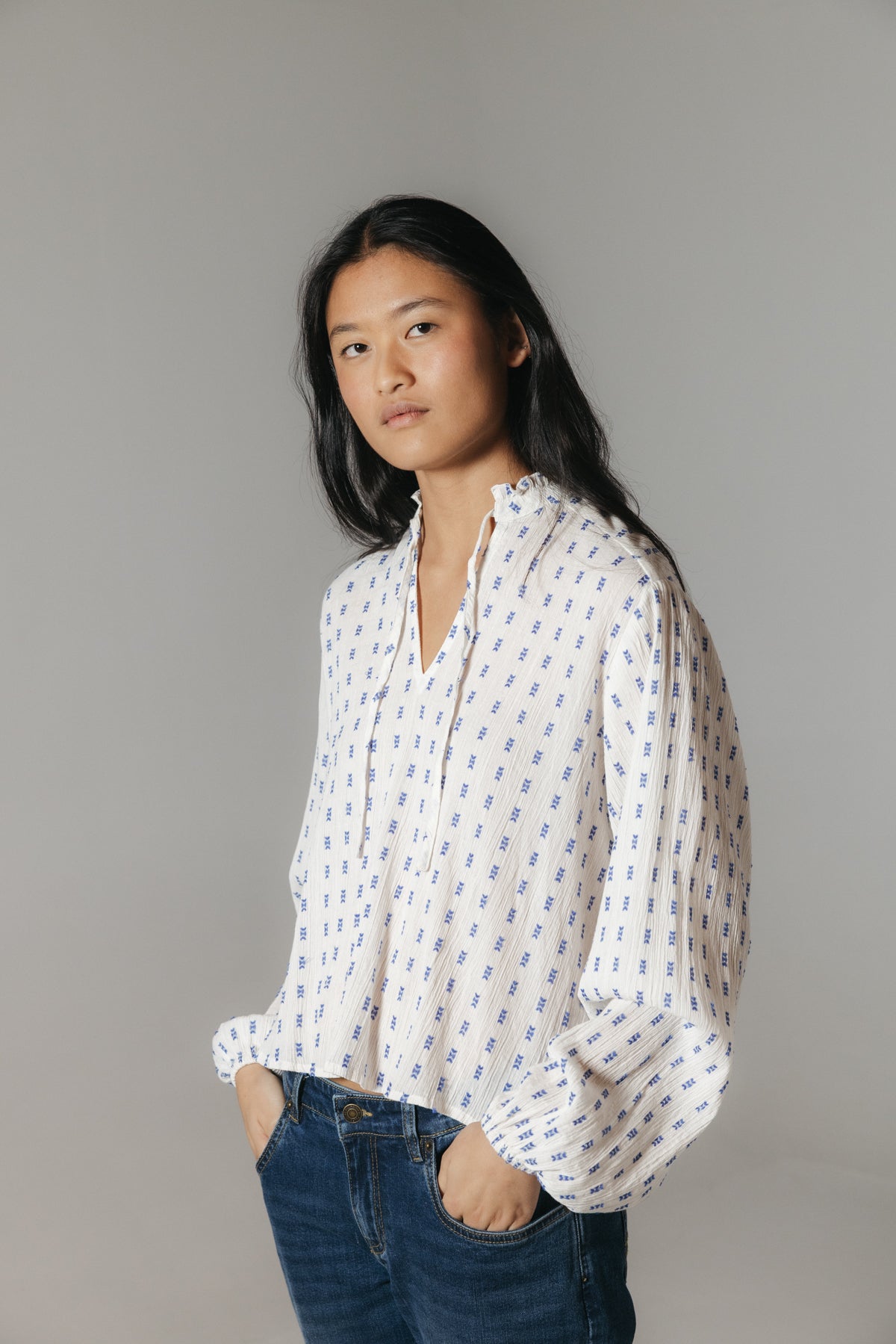 BLUSA TEEN MANGA ABULLONADA TEJIDO BORDADO AZUL ELÉCTRICO