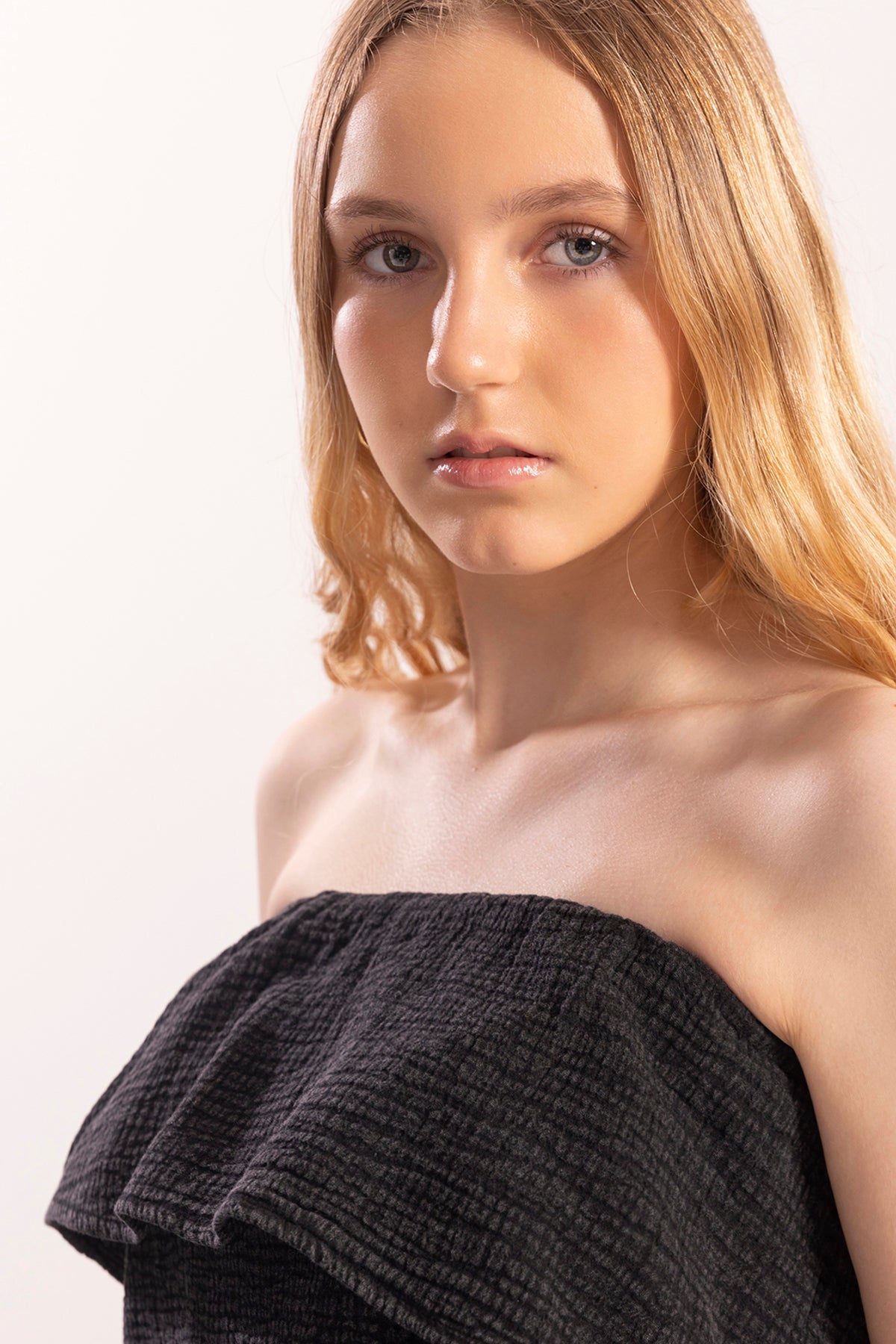 TOP TEEN BANDEAU COM BABADO ANTRACITE