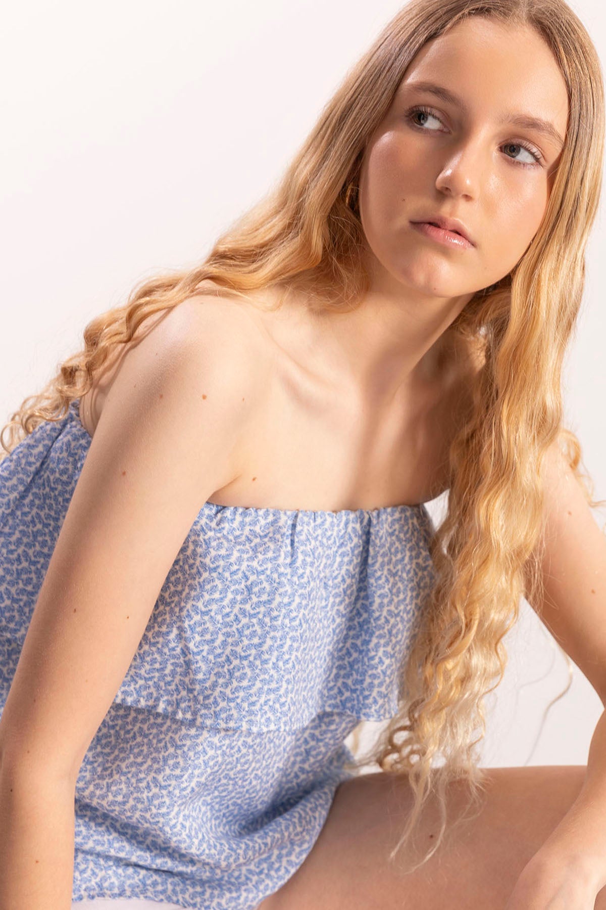 Blusa estilo bandeau para adolescentes com estampado de folhas azul-bebé e folhos