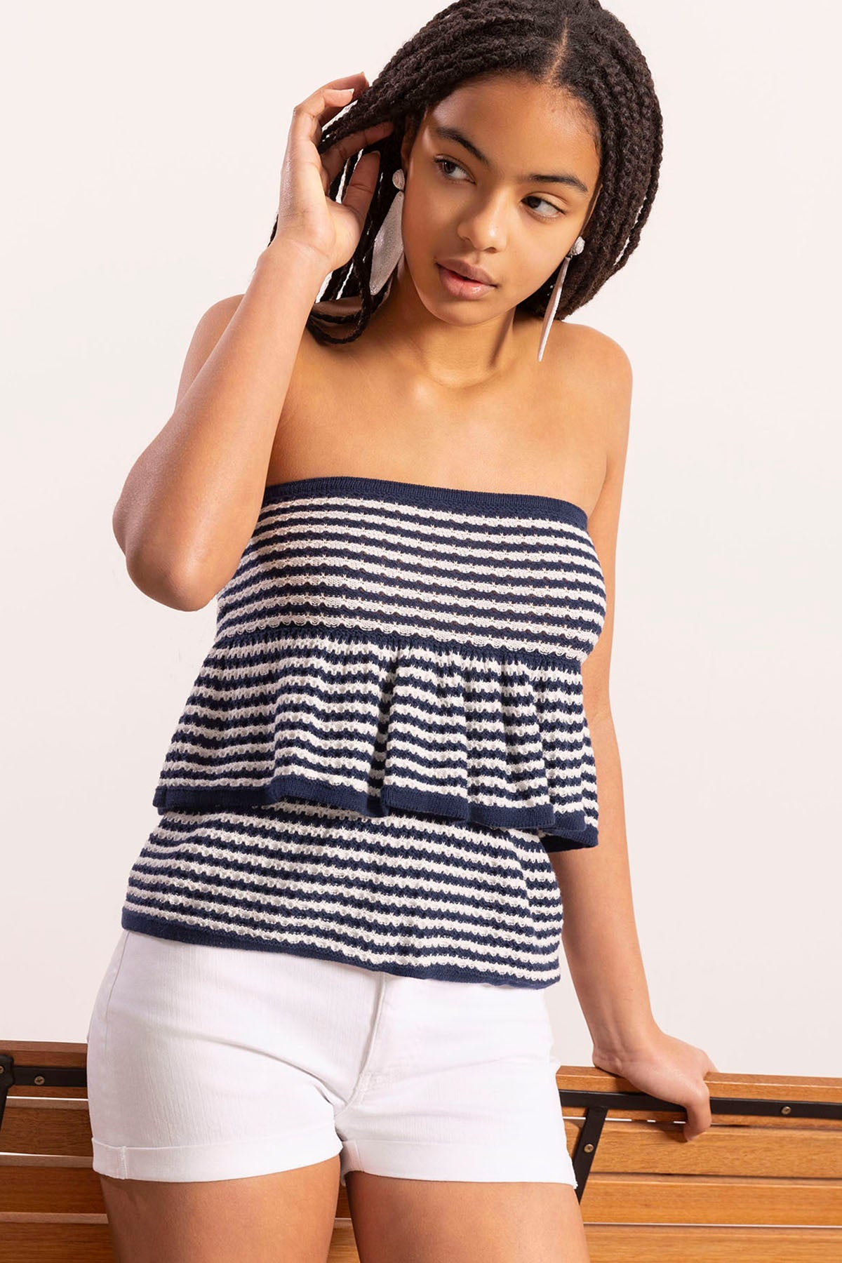 Blusa de malha azul marinho com folhos e faixa