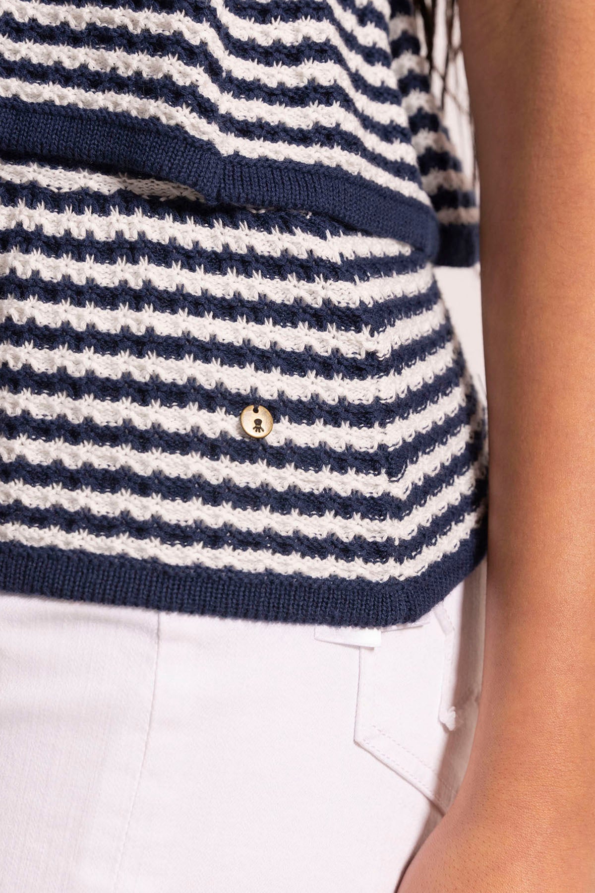 Blusa de malha azul marinho com folhos e faixa