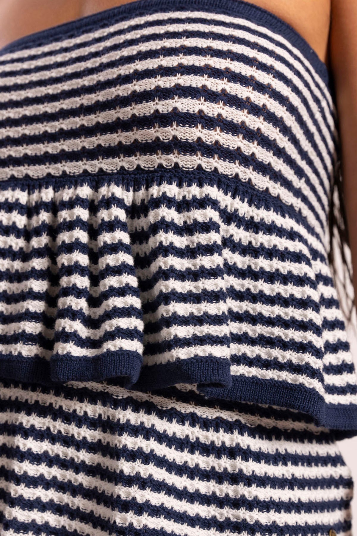 Blusa de malha azul marinho com folhos e faixa