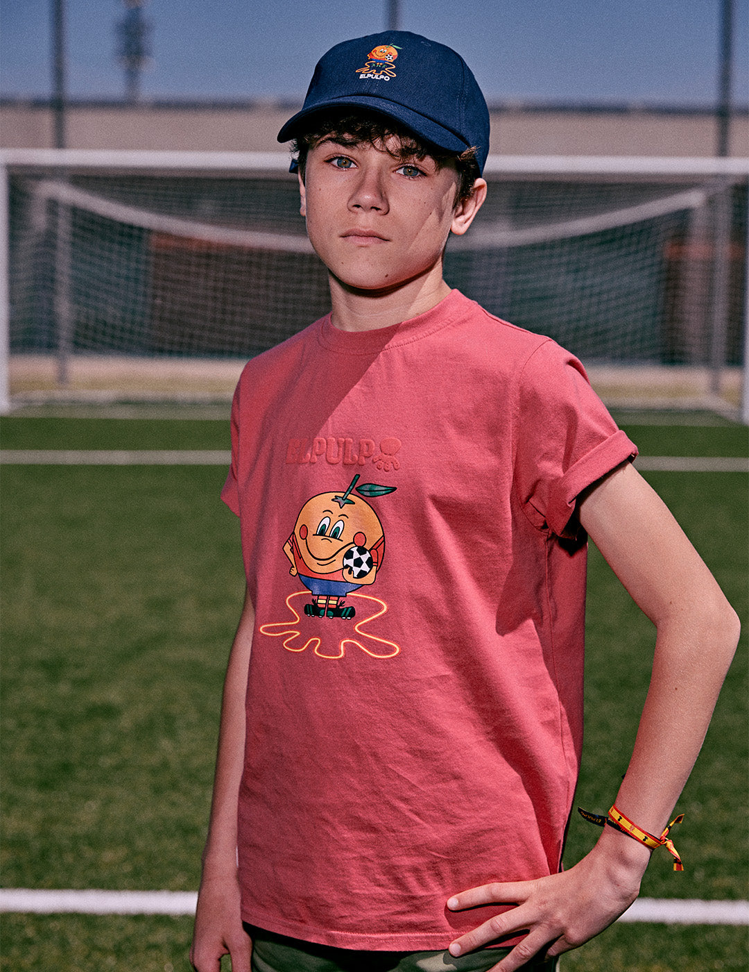 T-SHIRT MENINA DELAVÉ COM ESTAMPA DE POLVO E LARANJA VERMELHA