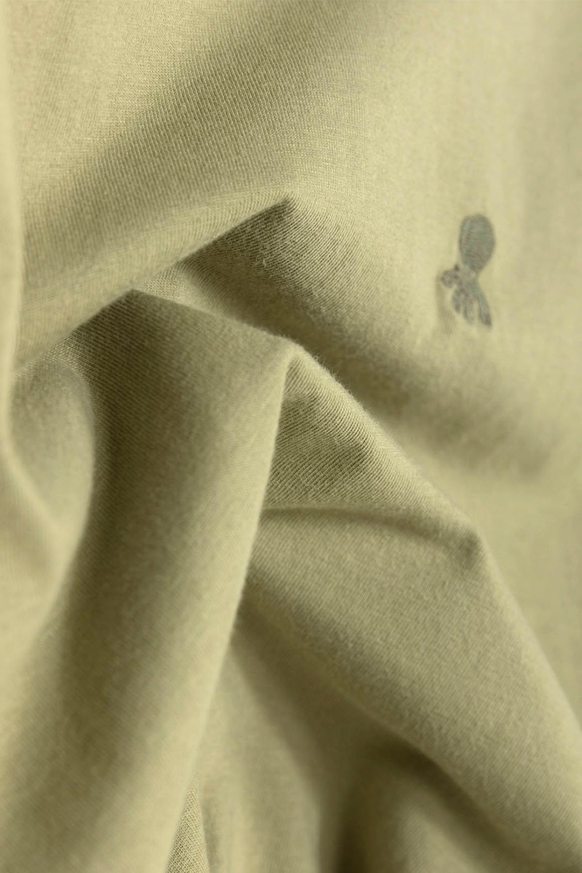 T-SHIRT INFANTIL COM BORDADO DO LOGOTIPO ELPULPO EM VERDE SÁLVIA