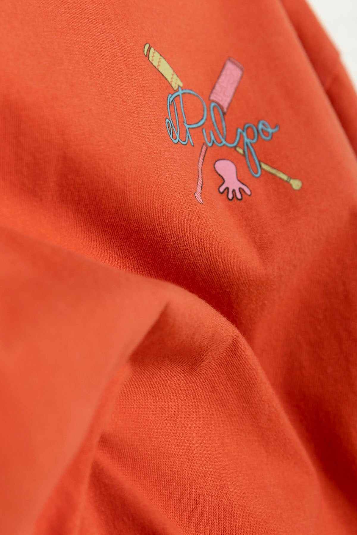T-SHIRT MASCULINA COM ESTAMPA DE REMO DE TERRACOTA