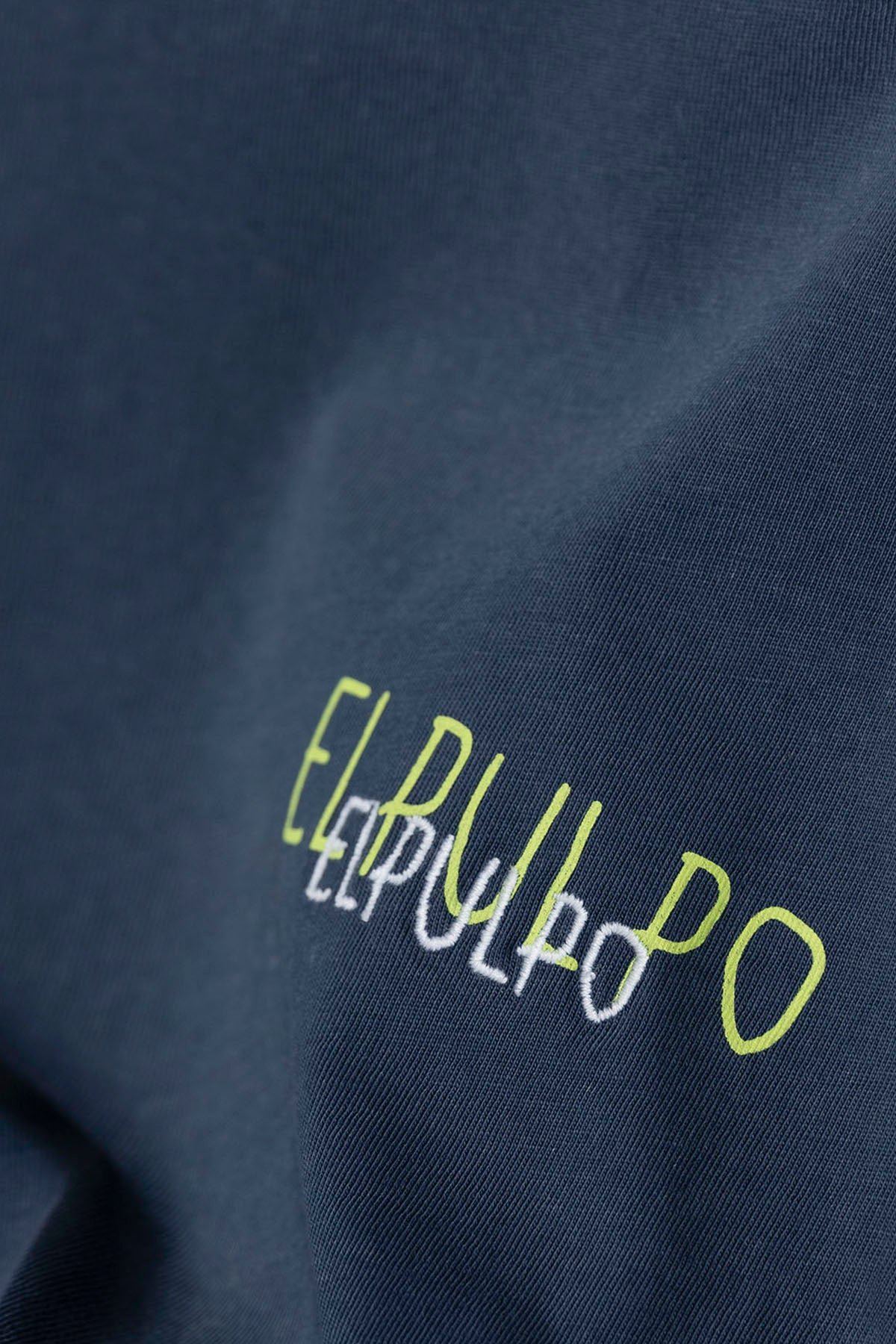 T-shirt infantil Delavé azul marinho com estampado triplo e logotipo grande