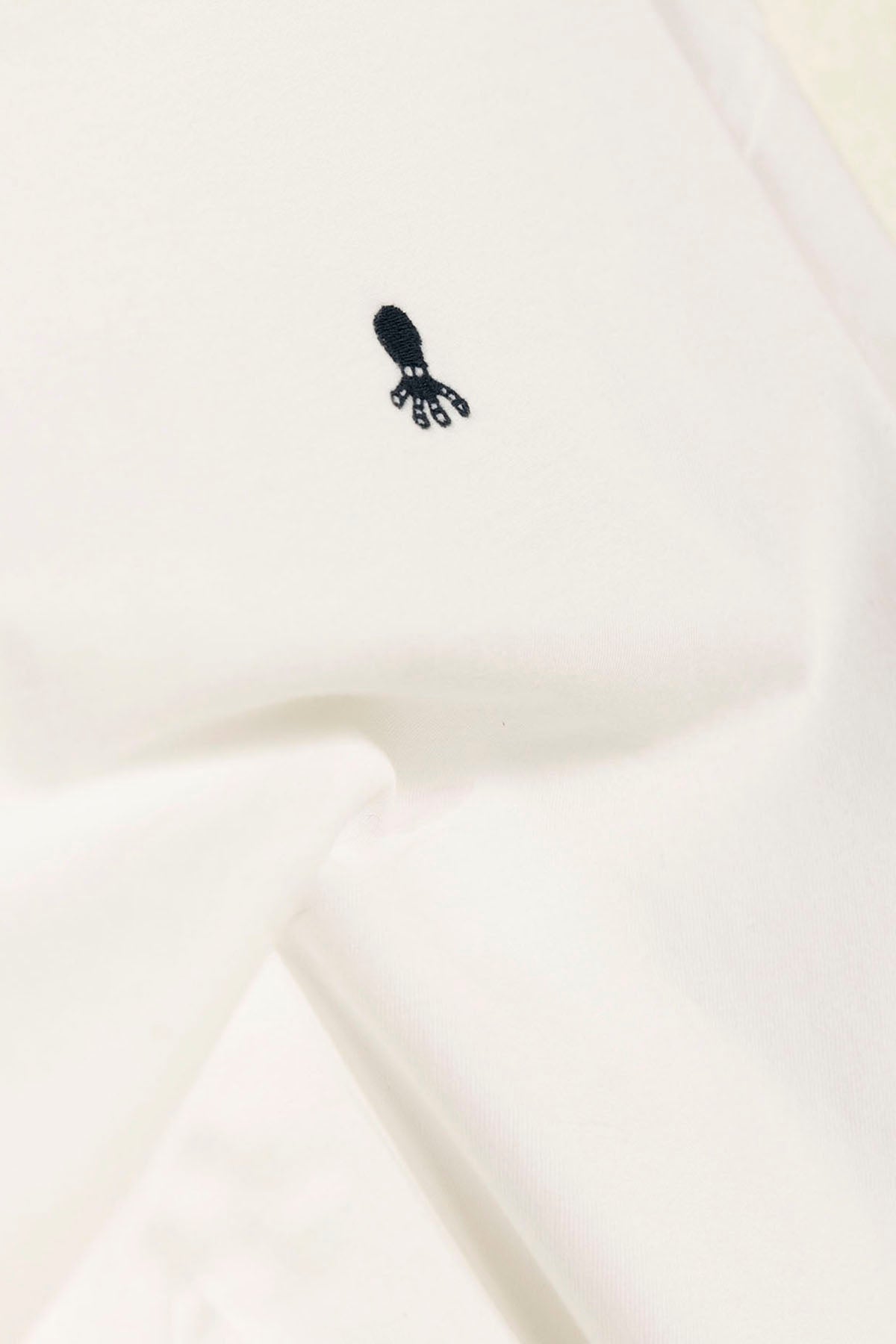 CAMISETA NIÑO OVERSIZE BÁSICA BORDADO A CONTRASTE BLANCO PURO