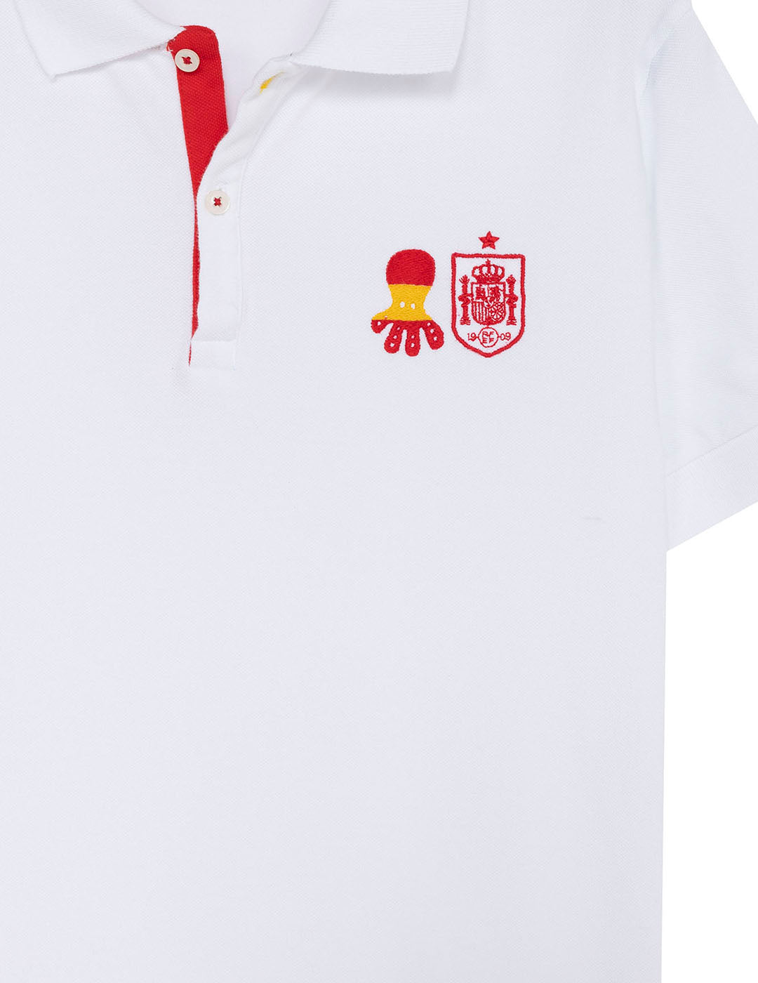 Polo de manga corta confeccionado en piqué 100% algodón orgánicoTapacosturas de cuello a contraste con etiqueta personalizada1º botón cosido con hilo rojo y ojal en
