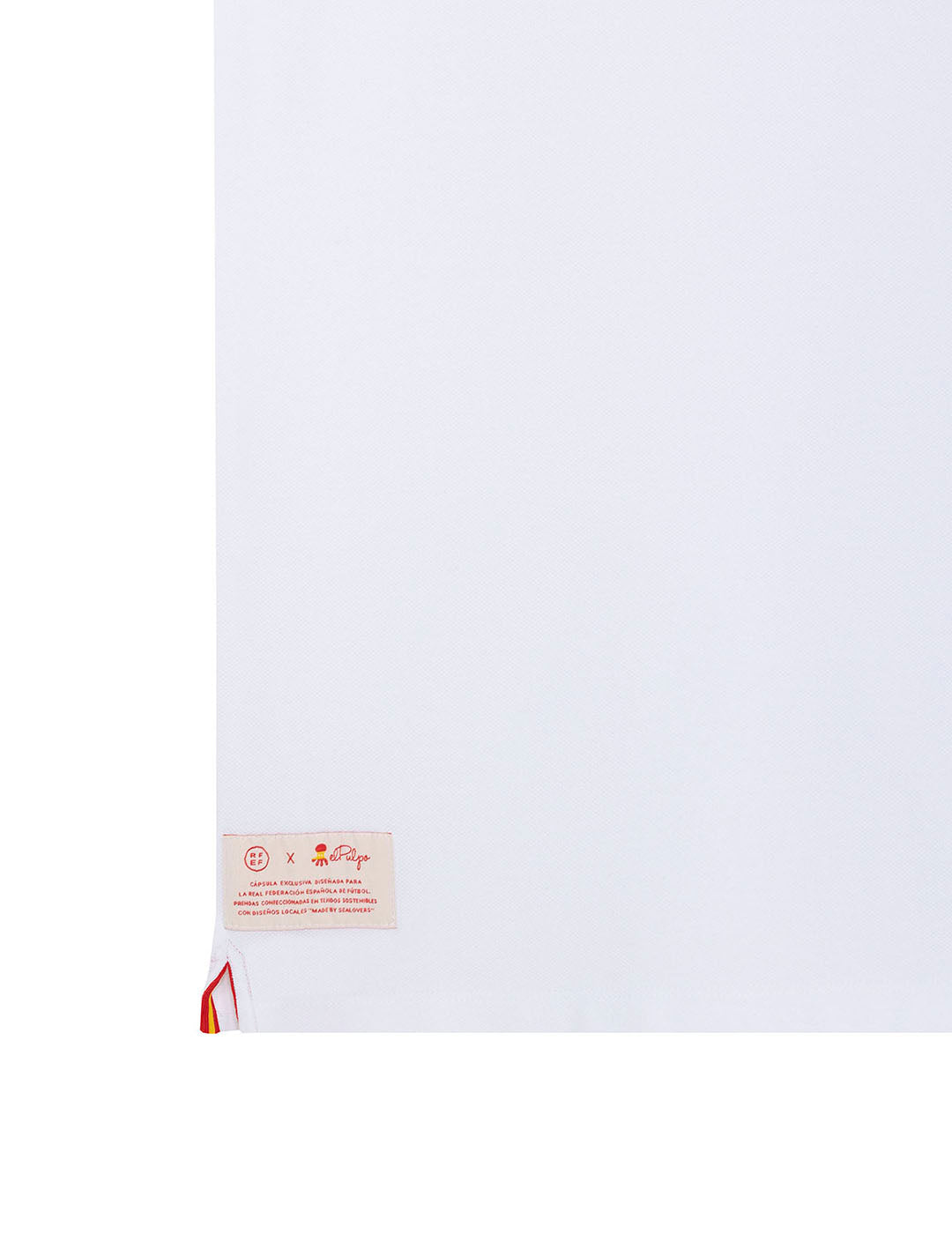 Polo de manga corta confeccionado en piqué 100% algodón orgánicoTapacosturas de cuello a contraste con etiqueta personalizada1º botón cosido con hilo rojo y ojal en