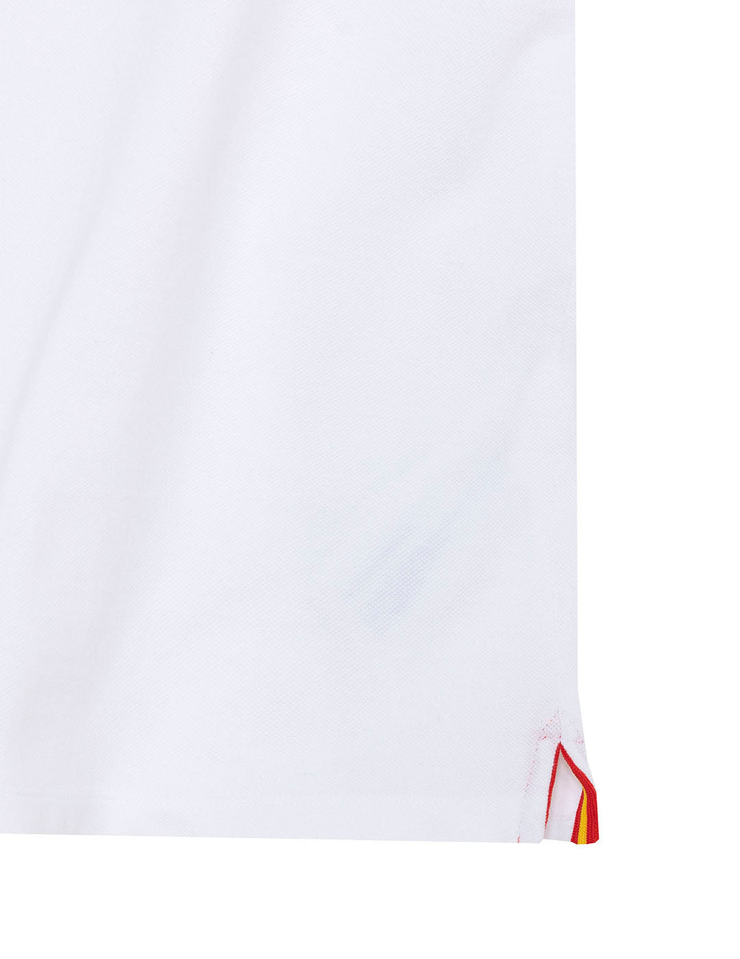 Polo de manga corta confeccionado en piqué 100% algodón orgánicoTapacosturas de cuello a contraste con etiqueta personalizada1º botón cosido con hilo rojo y ojal en