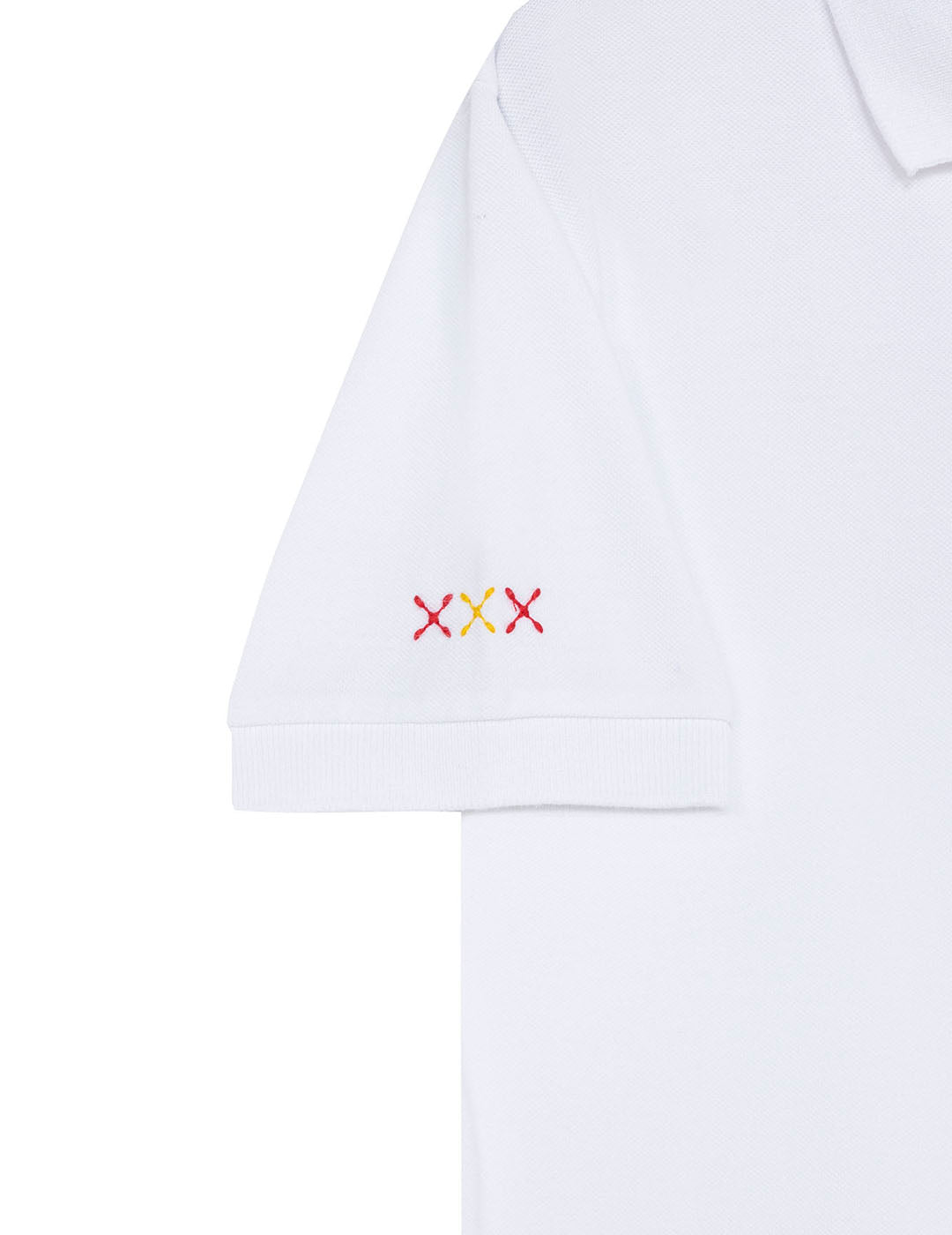 Polo de manga corta confeccionado en piqué 100% algodón orgánicoTapacosturas de cuello a contraste con etiqueta personalizada1º botón cosido con hilo rojo y ojal en