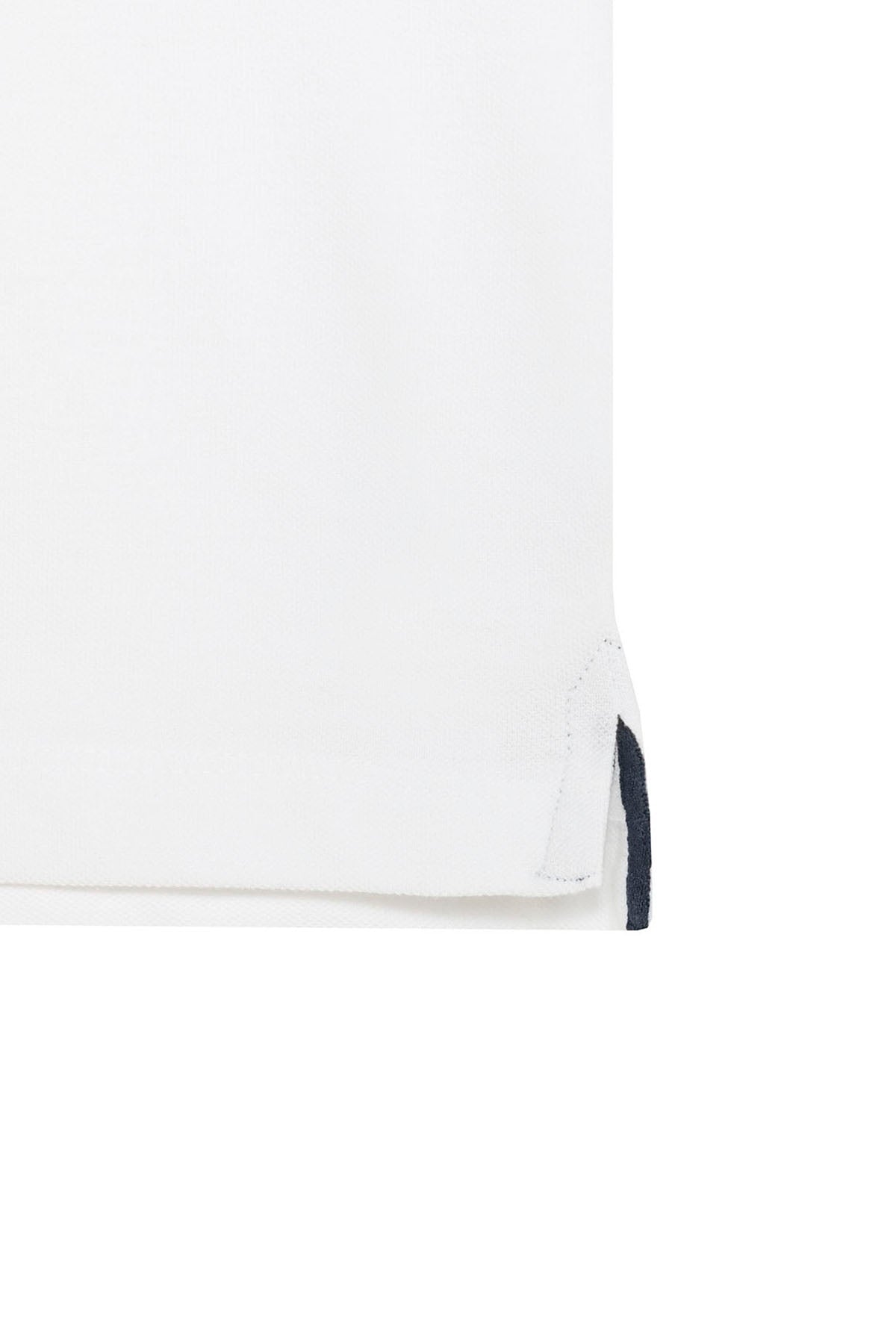 CAMISOLA POLO MENINA LAVADA COM BORDADO CONTRASTANTE EM BRANCO PURO