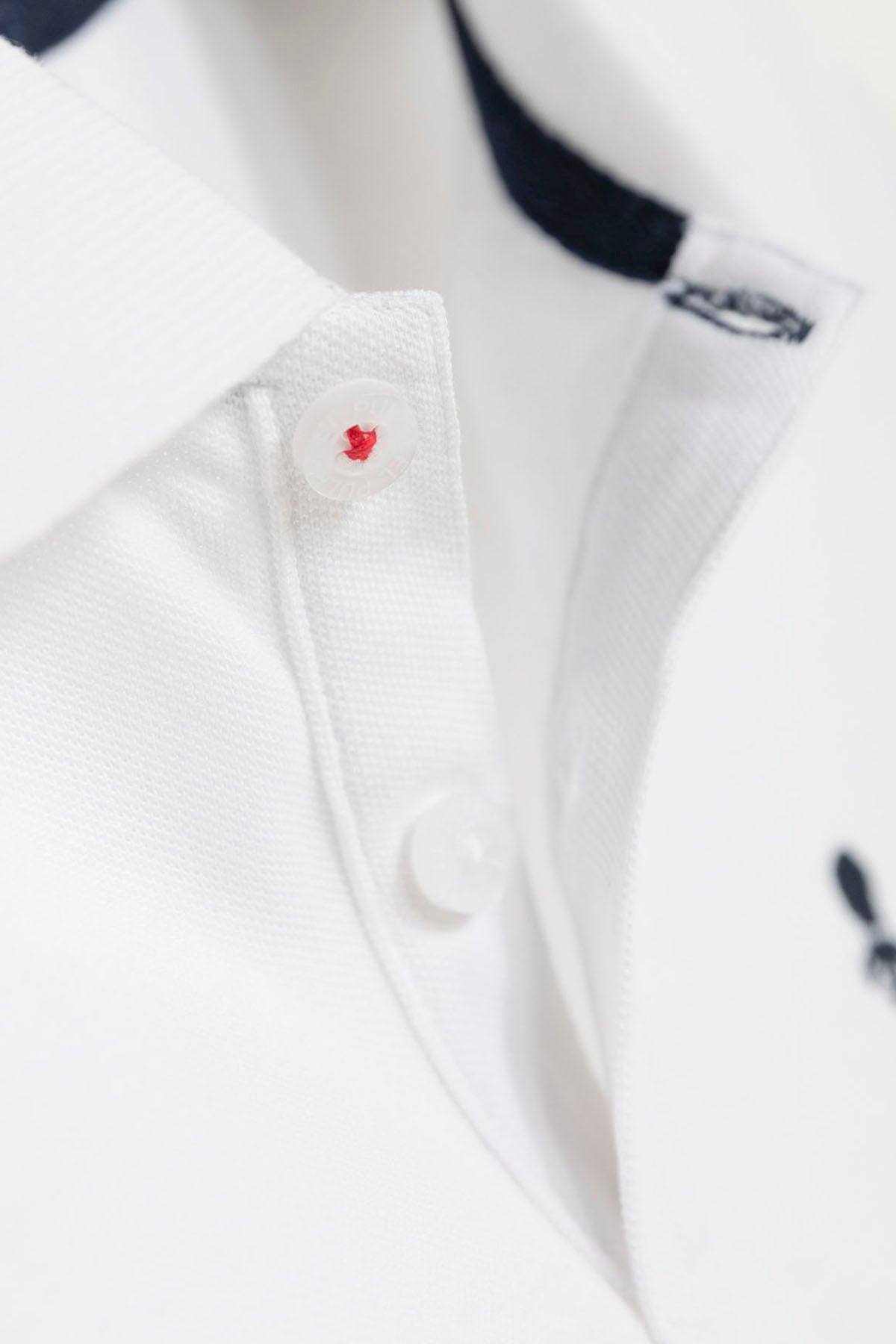 CAMISOLA POLO MENINA LAVADA COM BORDADO CONTRASTANTE EM BRANCO PURO