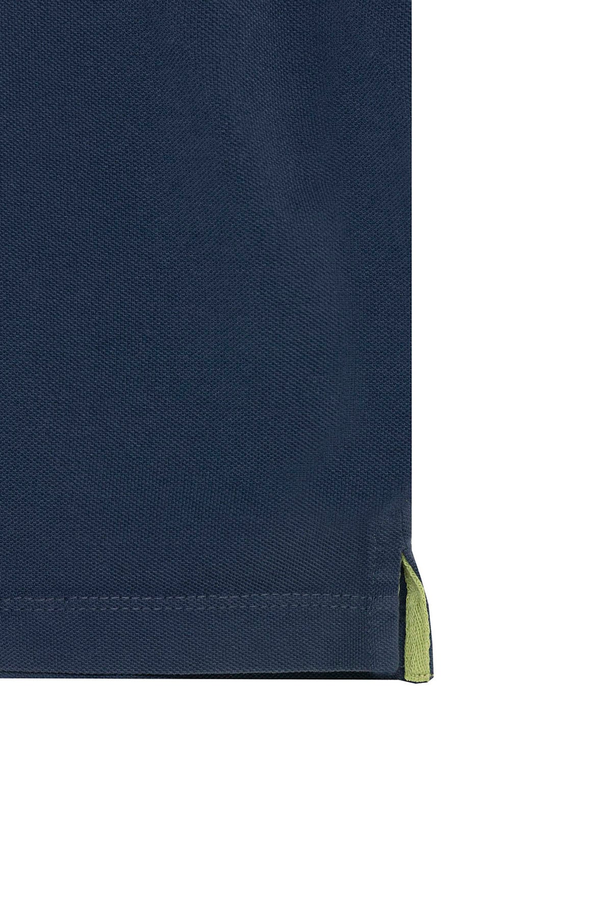 CAMISOLA POLO MASCULINA DELAVÉ AZUL MARINHO COM BORDADO CONTRASTANTE E LAVADA