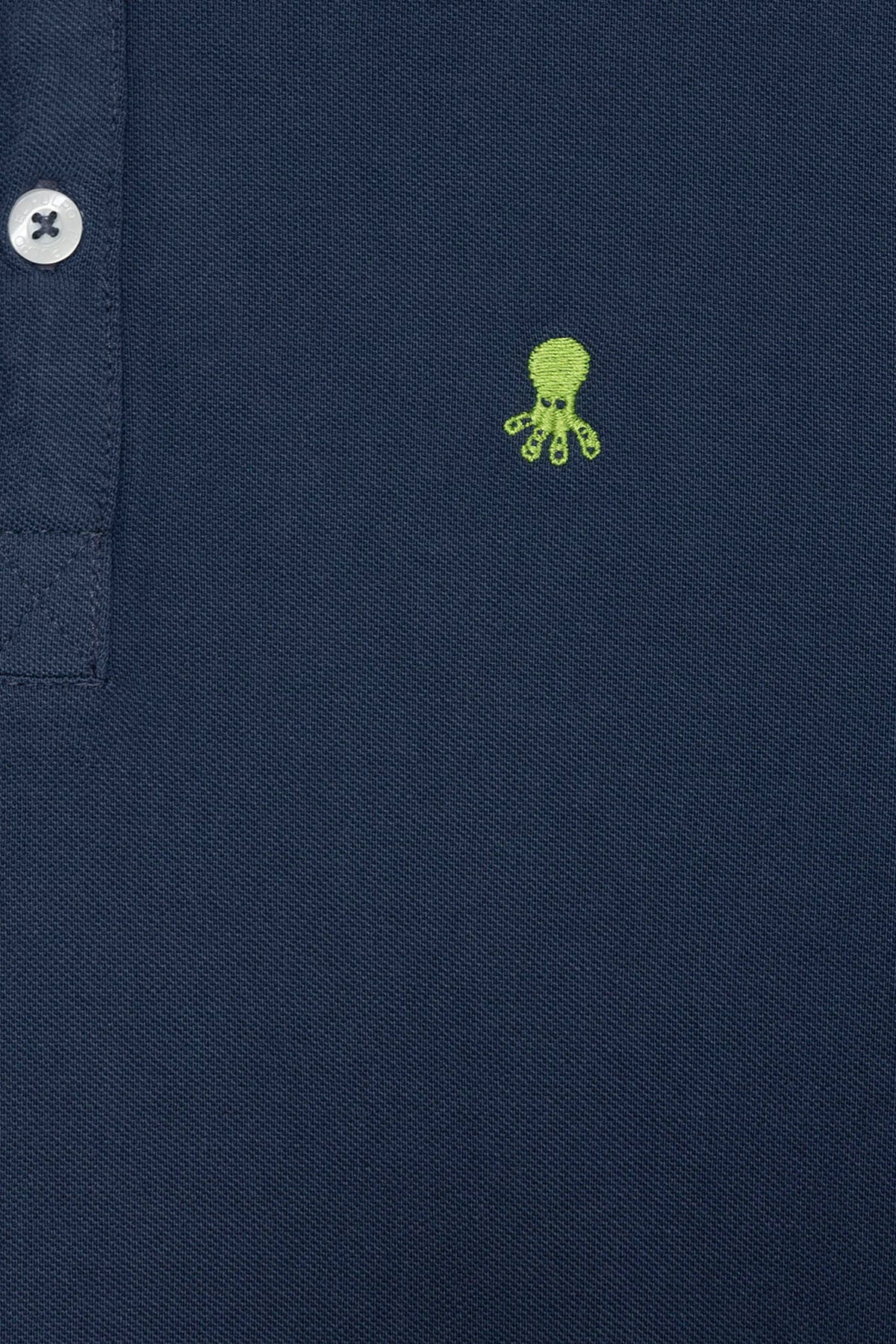 CAMISOLA POLO MASCULINA DELAVÉ AZUL MARINHO COM BORDADO CONTRASTANTE E LAVADA