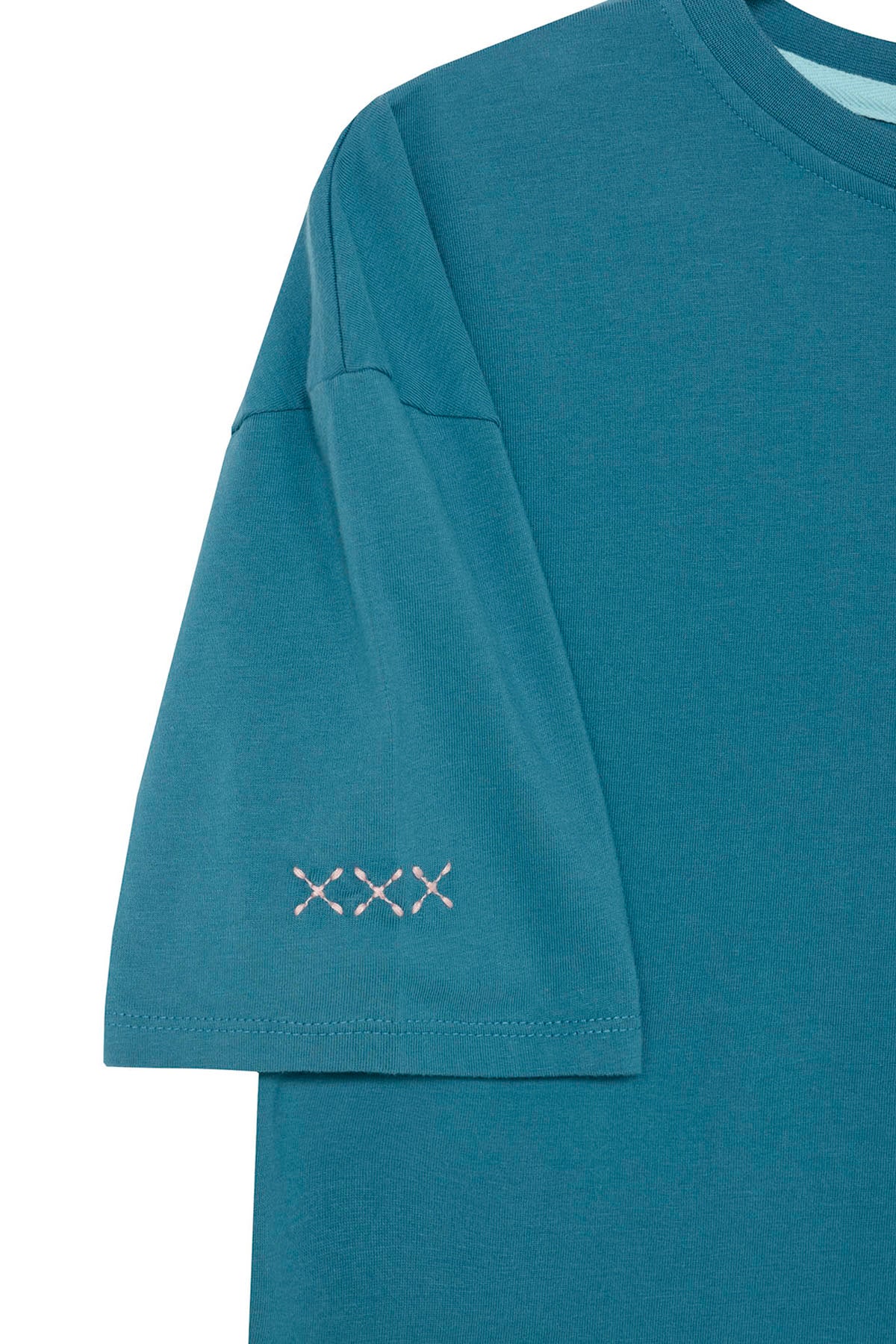 T-SHIRT MENINA BORDADA COM LOGOTIPO DE POLVO AZUL SAFIRA