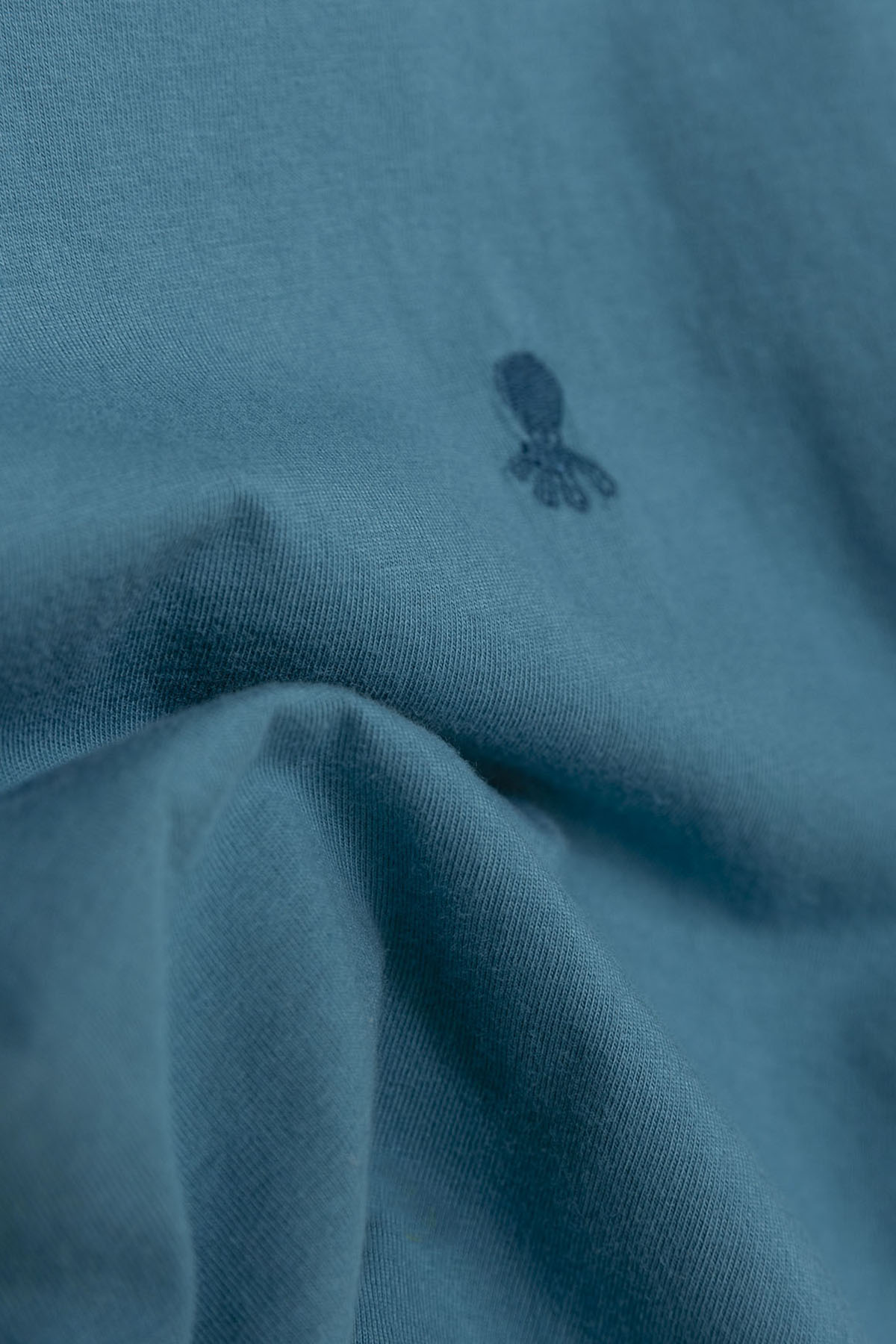 T-SHIRT MENINA BORDADA COM LOGOTIPO DE POLVO AZUL SAFIRA