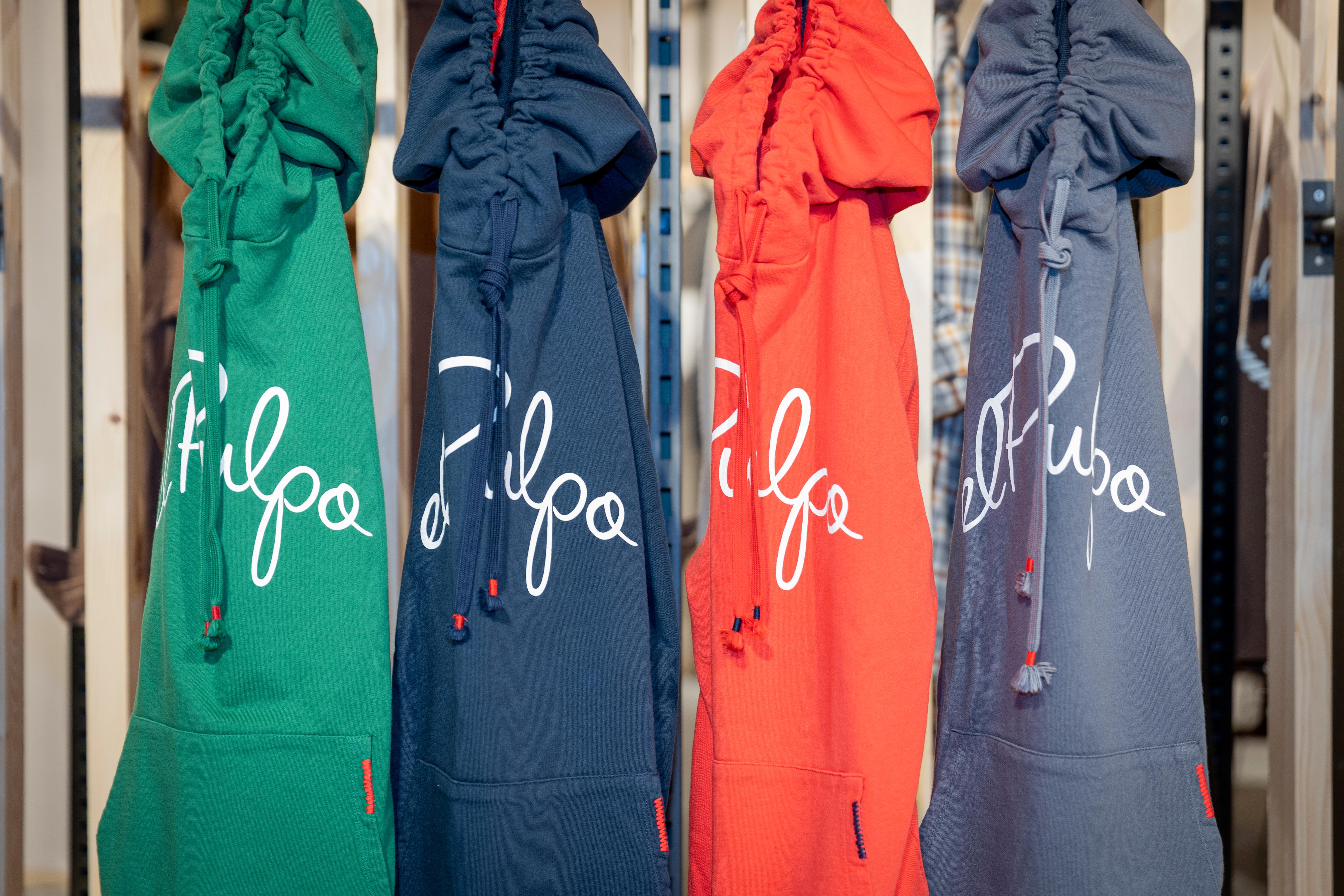 sudaderas de elpulpo colgadas