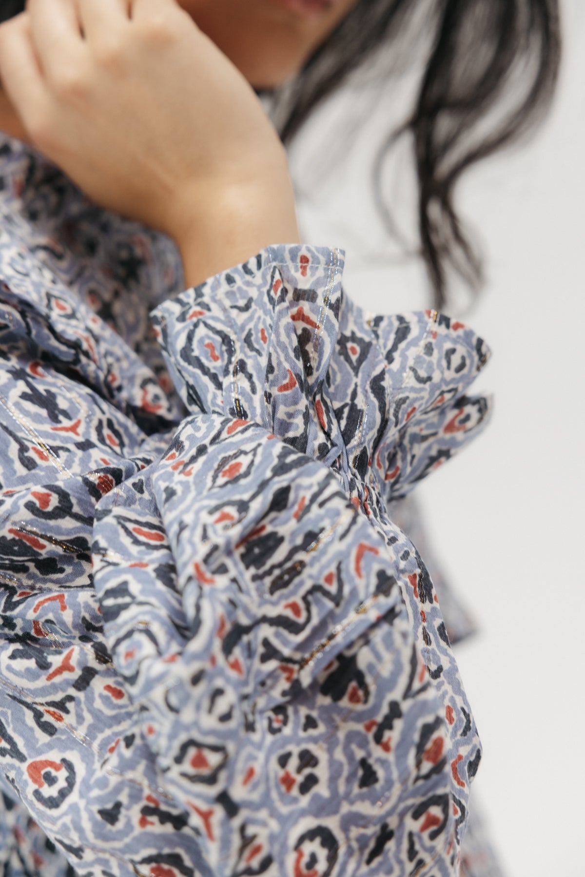 BLUSA TEEN ASIMÉTRICA ESTAMPADO GEOMÉTRICO MULTICOLOR