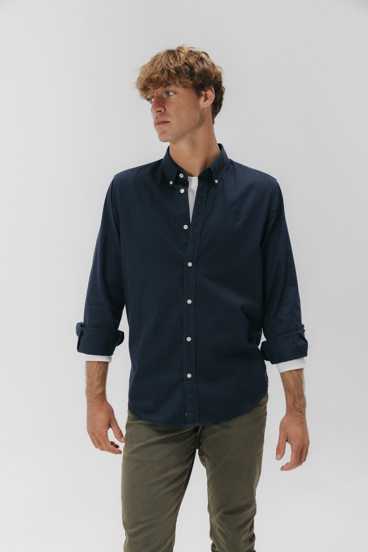 Camisa casual sarga tintada azul marino