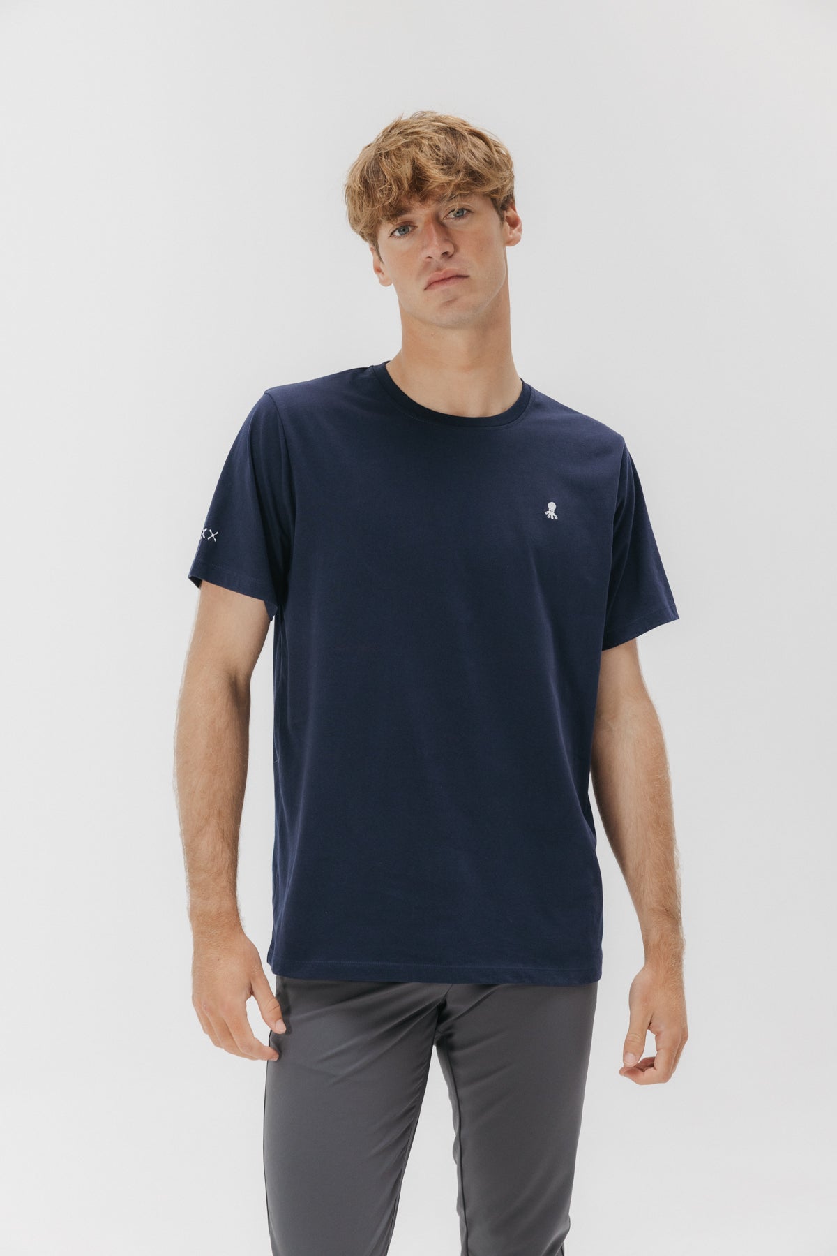 Camiseta bordado logo contraste azul marino