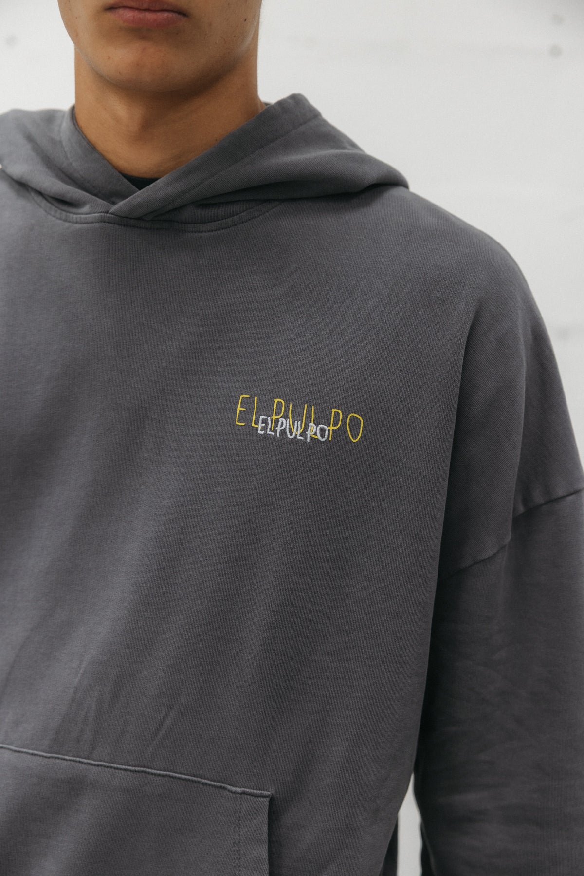 SUDADERA CAPUCHA UNISEX TRIPLE LOGO ESTAMPADO ANTRACITA