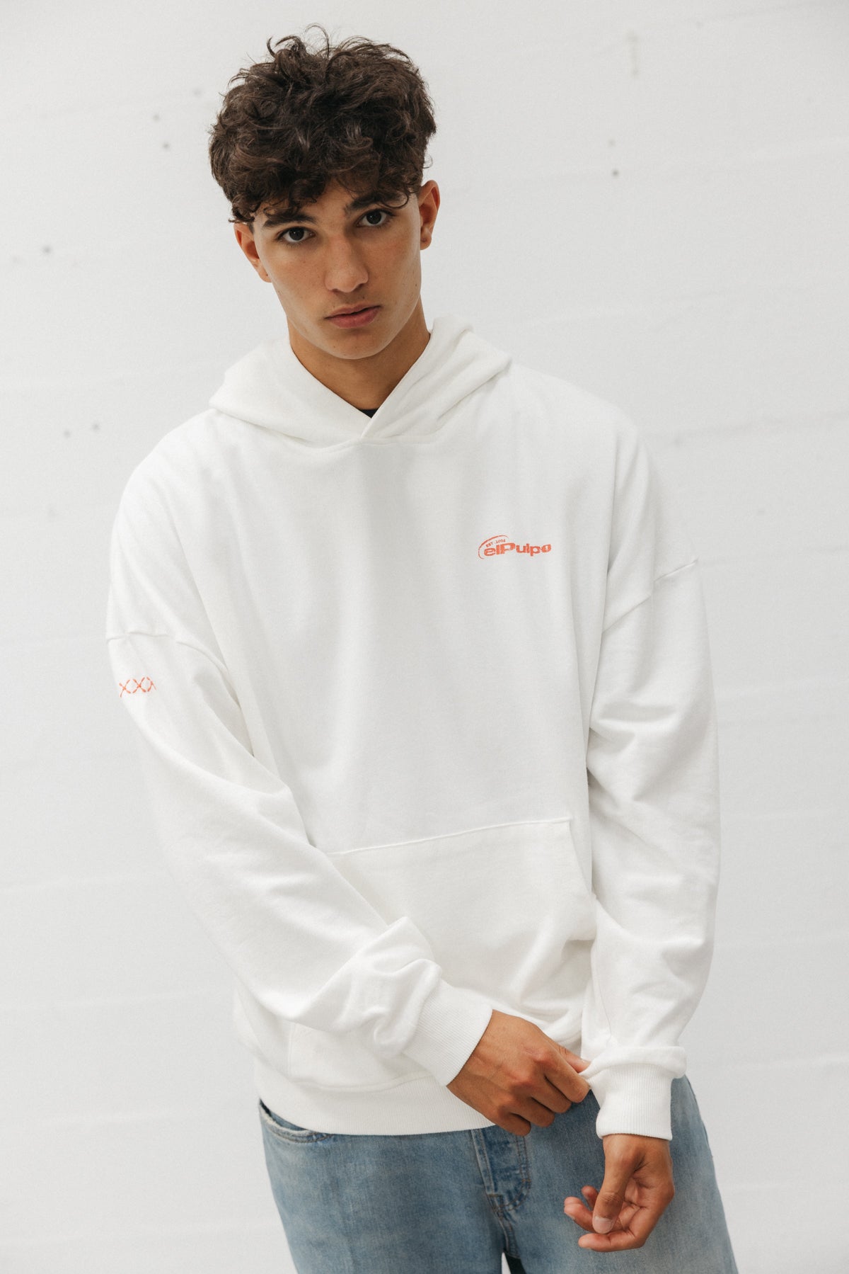 SUDADERA CAPUCHA UNISEX THEY NOT LIKE US BLANCO ROTO