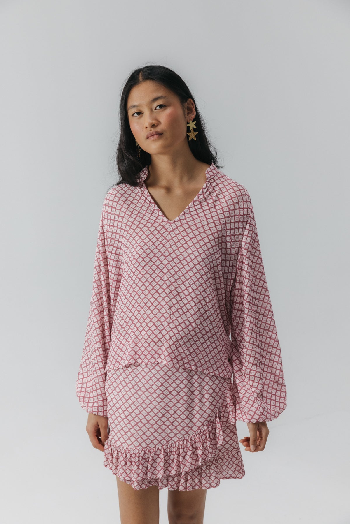 BLUSA TEEN FRUNCES ESCOTE ESTAMPADO ROMBOS TIE DYE ROSA MULTICOLOR