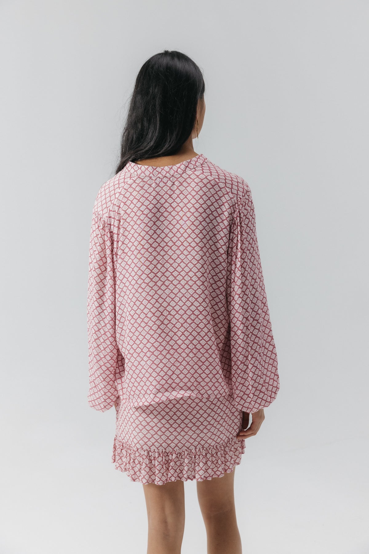 BLUSA TEEN FRUNCES ESCOTE ESTAMPADO ROMBOS TIE DYE ROSA MULTICOLOR