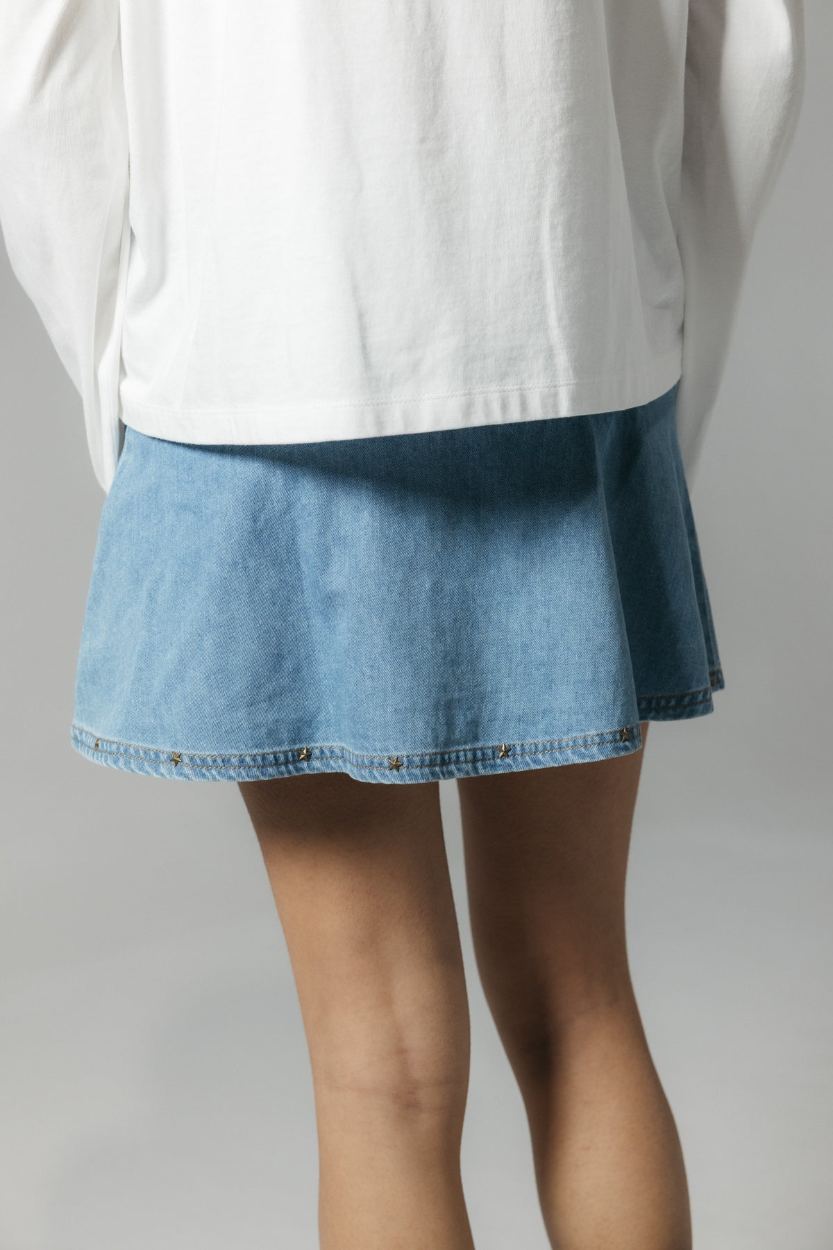 SAIA ADOLESCENTE DELAVÉ AZUL MÉDIA COM FOLHOS E TACHAS