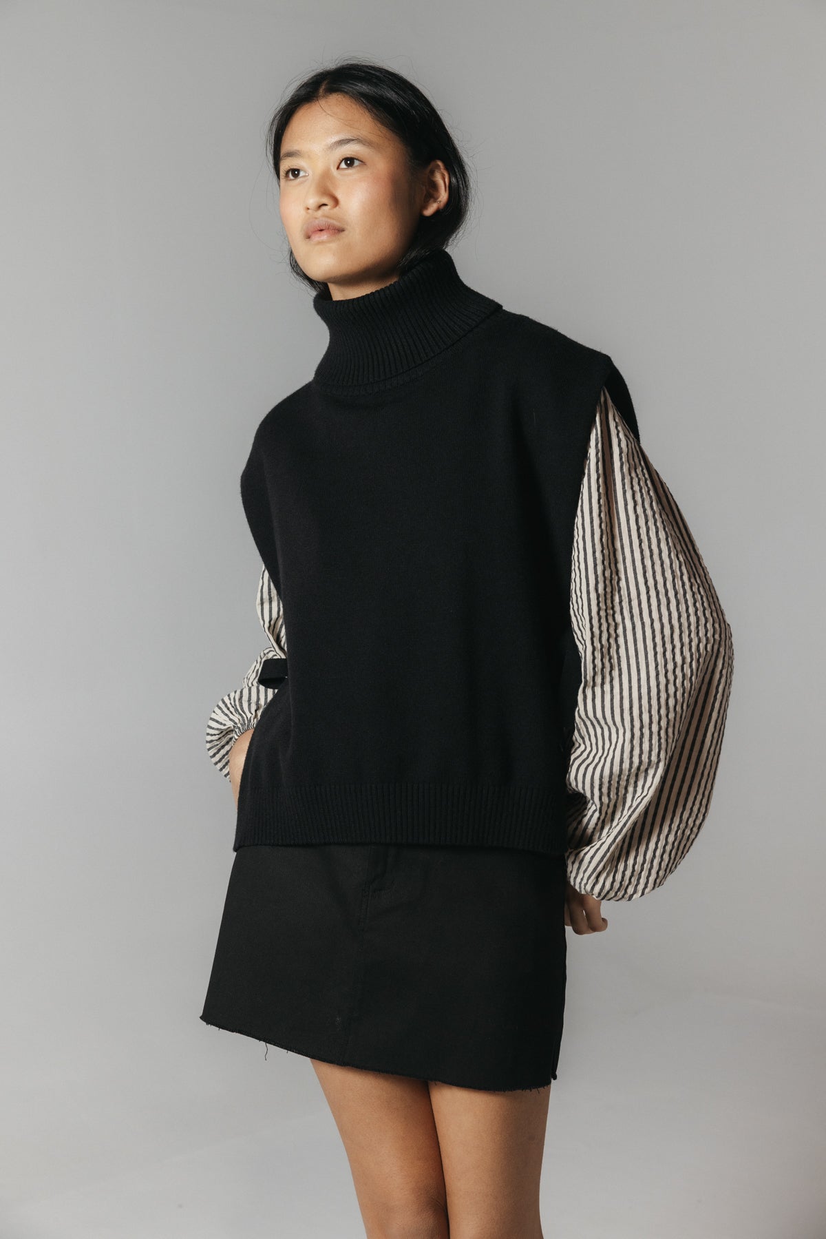 CHALECO PUNTO TEEN CUELLO VUELTO NEGRO