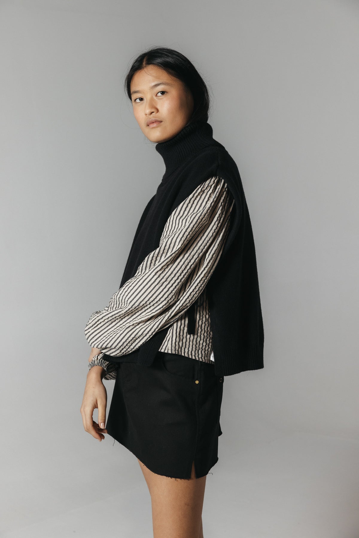 CHALECO PUNTO TEEN CUELLO VUELTO NEGRO