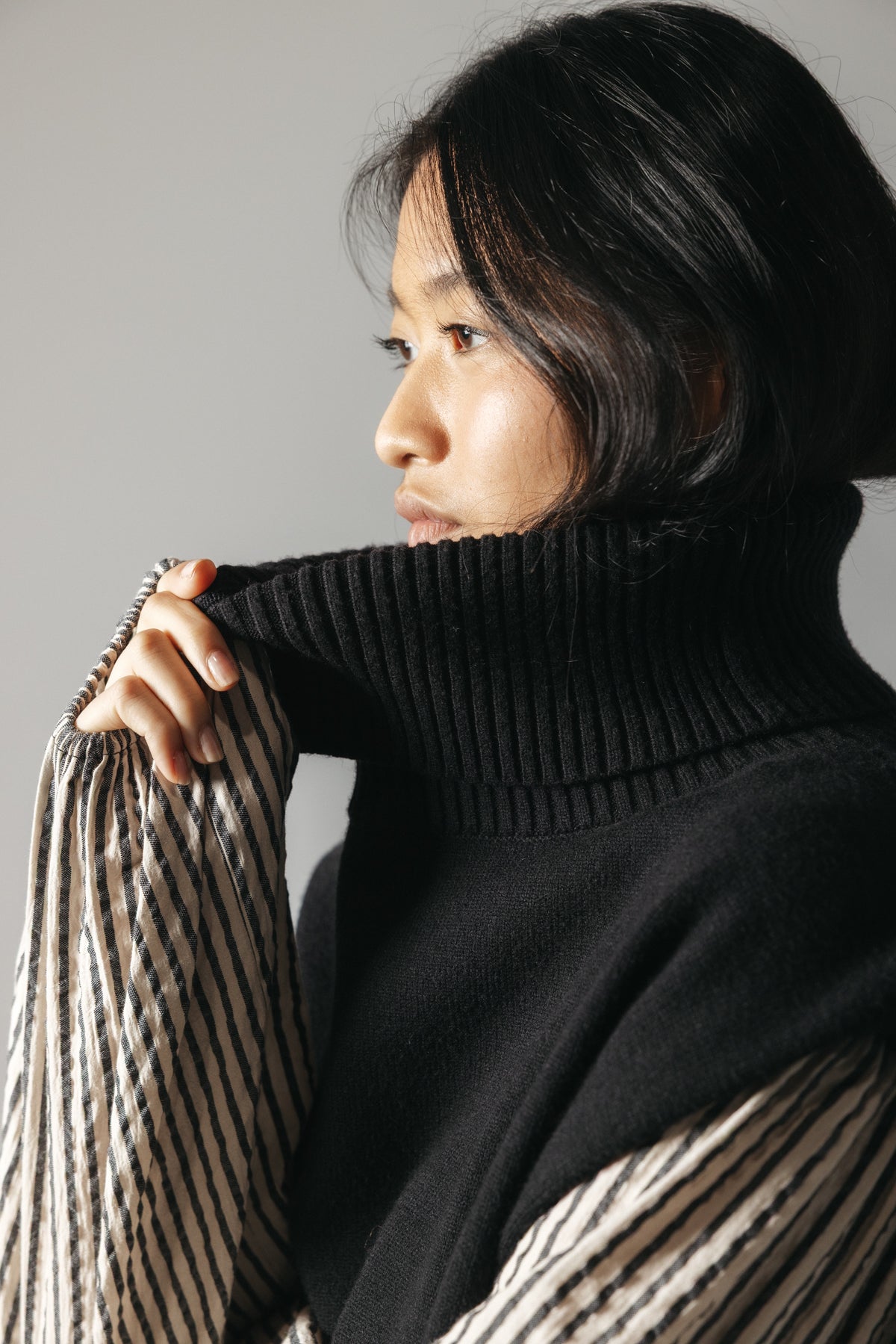 CHALECO PUNTO TEEN CUELLO VUELTO NEGRO