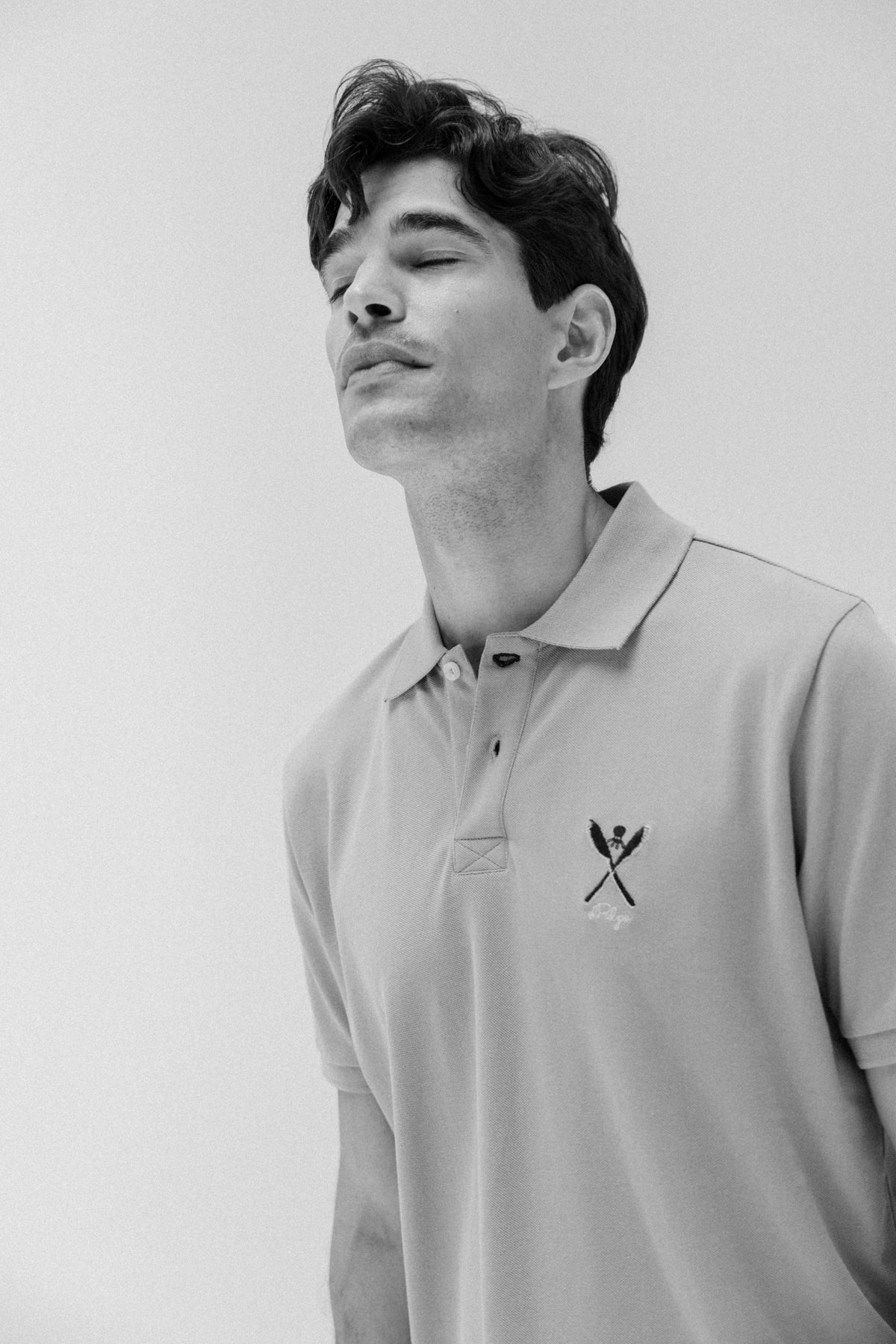 CAMISA POLO LAVADA COM DESENHO EM PEDRA ROSA
