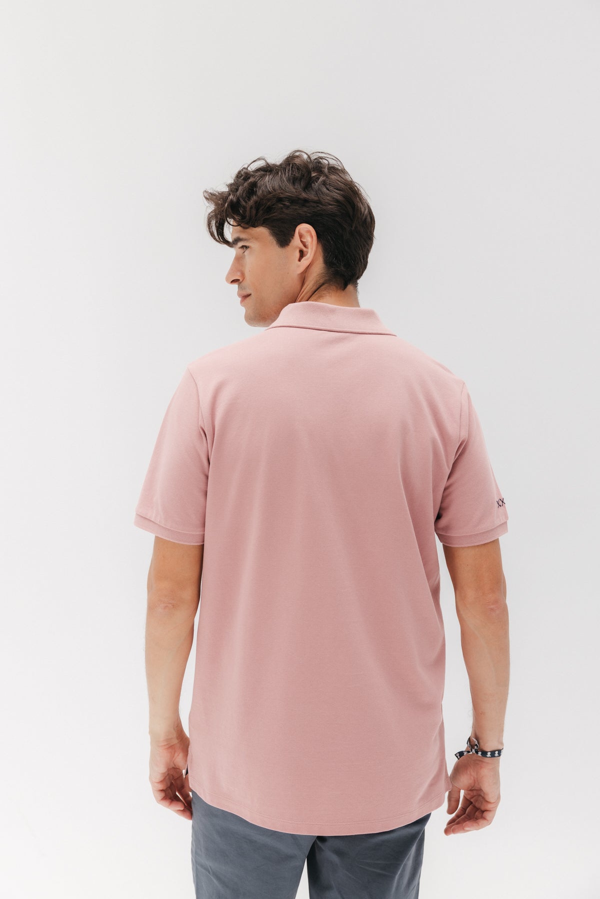 CAMISA POLO LAVADA COM DESENHO EM PEDRA ROSA
