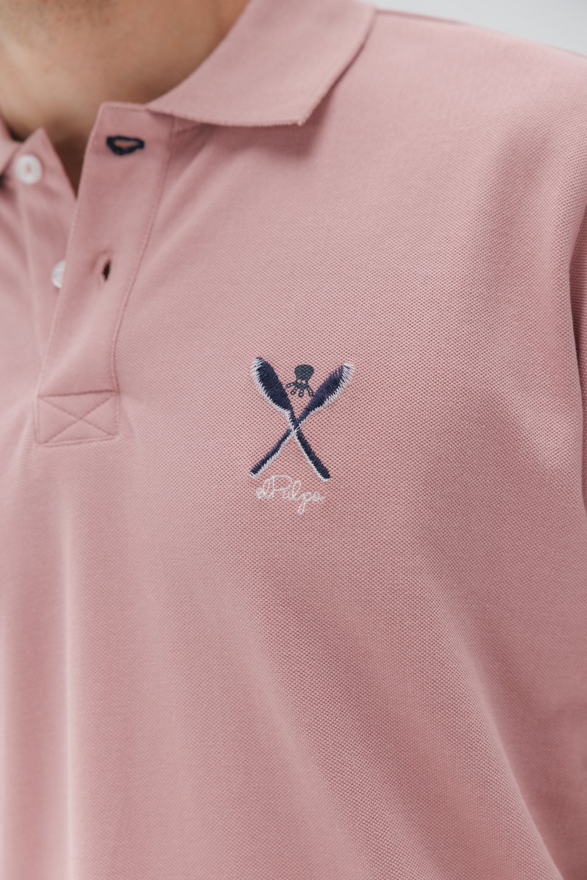 CAMISA POLO LAVADA COM DESENHO EM PEDRA ROSA